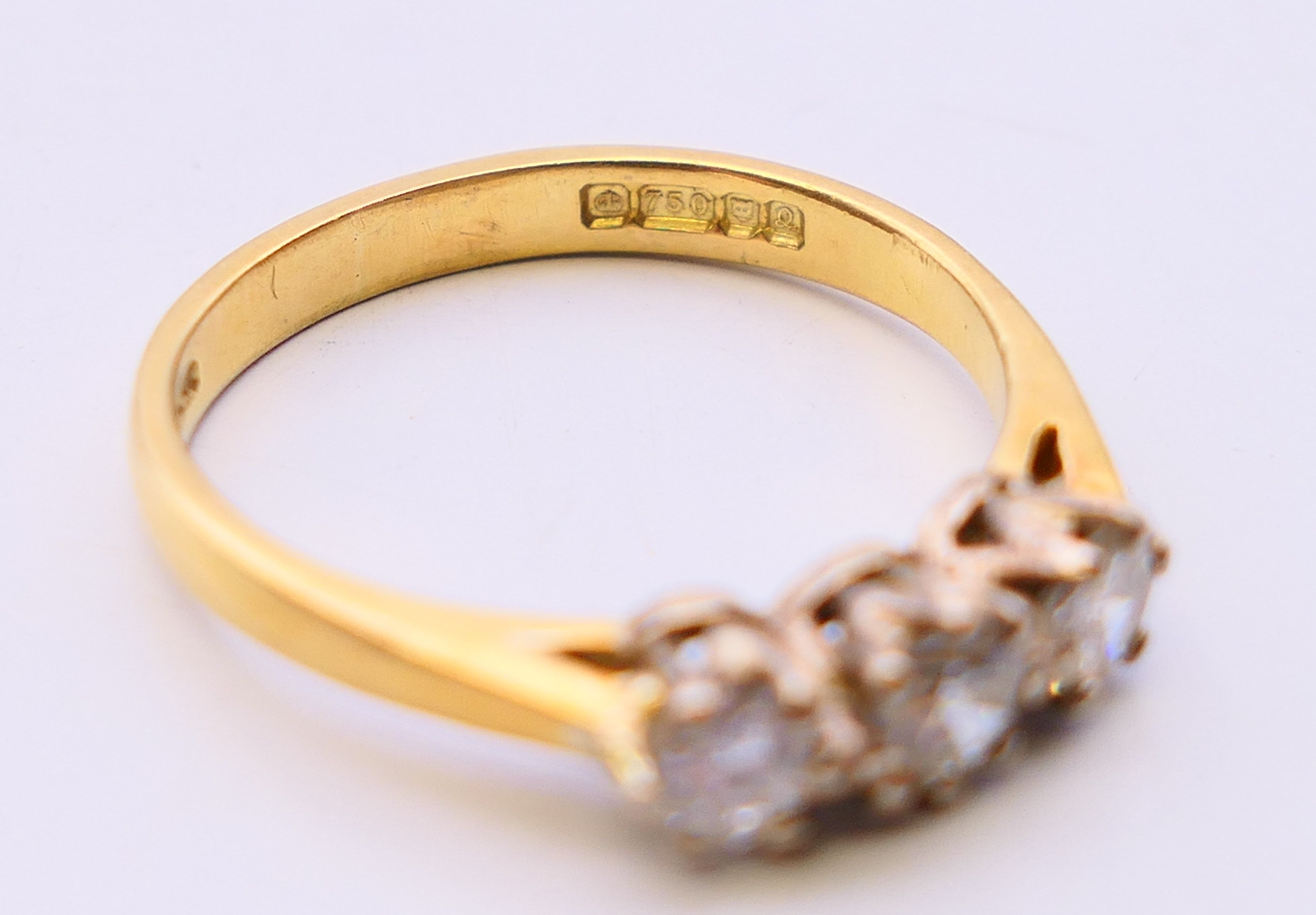An 18 ct gold three stone diamond ring, hallmarked for London. Ring size L. - Image 6 of 9