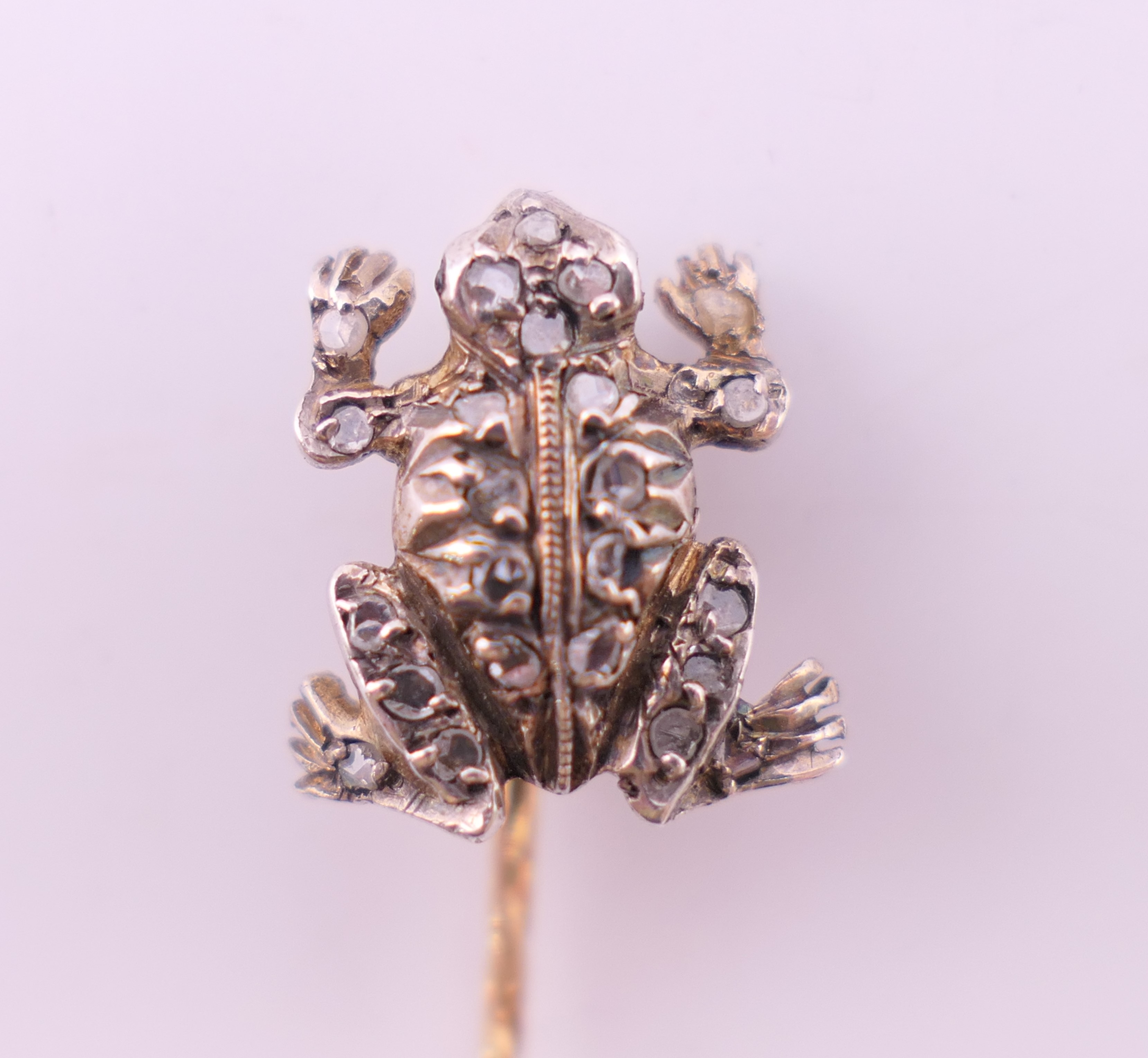 Three gold stick pins and another formed as a frog. Frog stick pin 6.5 cm high (frog 1.5 cm high). - Image 2 of 12