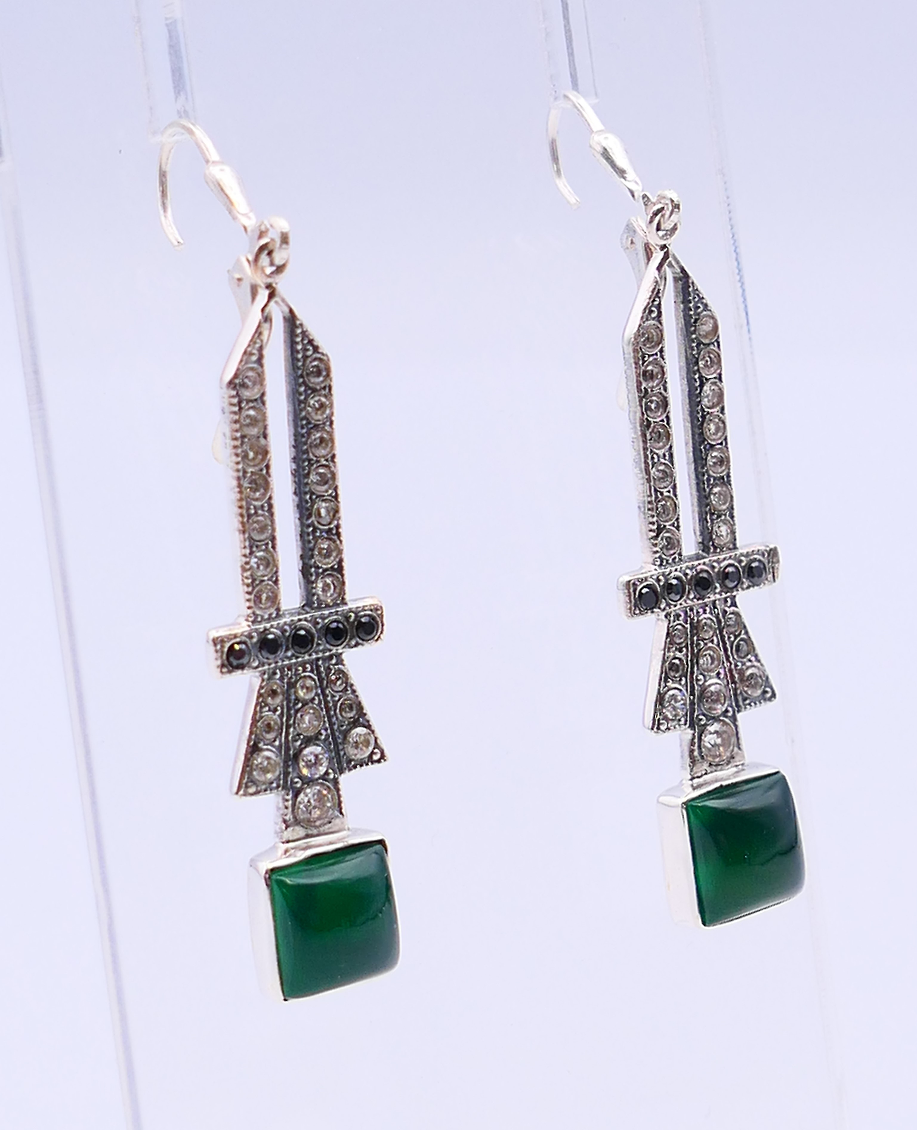 A pair of Art Deco style silver, jade and paste earrings. 4.5 cm high. - Bild 2 aus 5