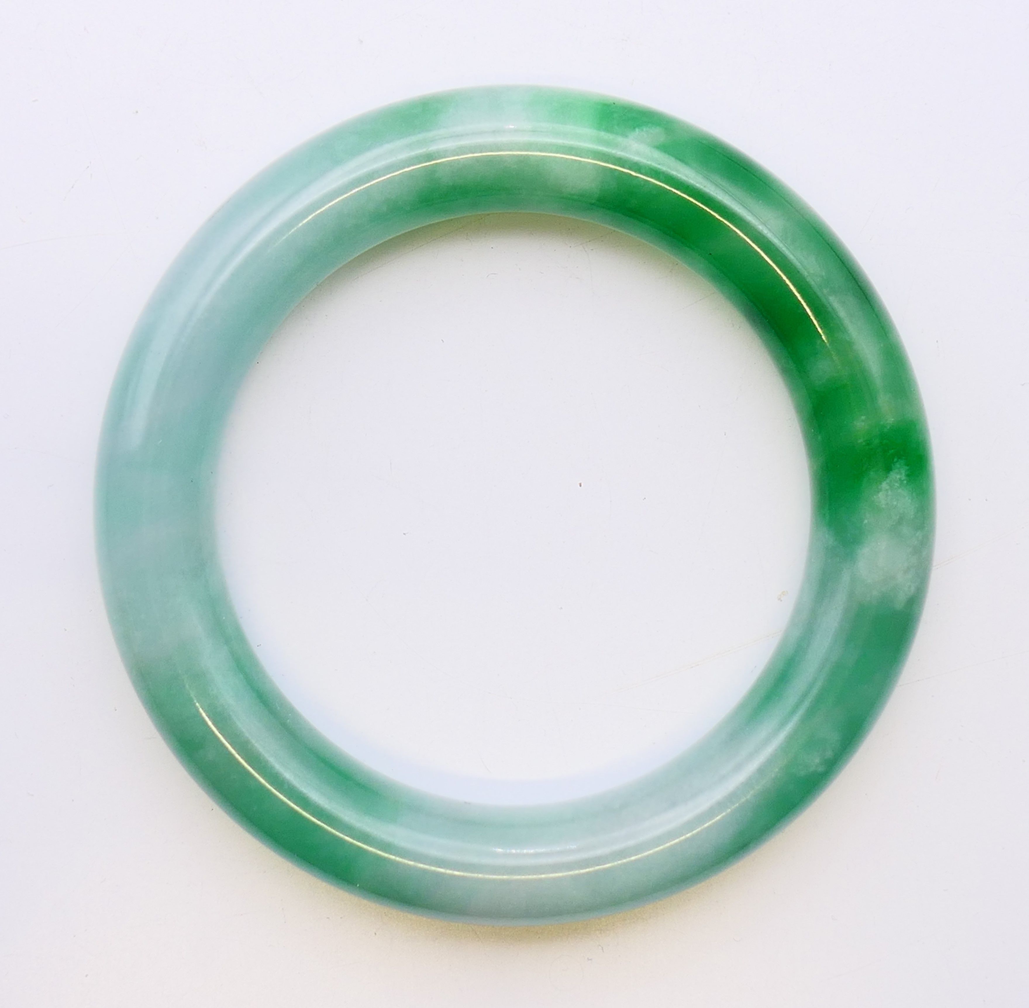 A two-tone jade bangle. 6 cm internal diameter, 8.5 cm external diameter. - Image 3 of 3