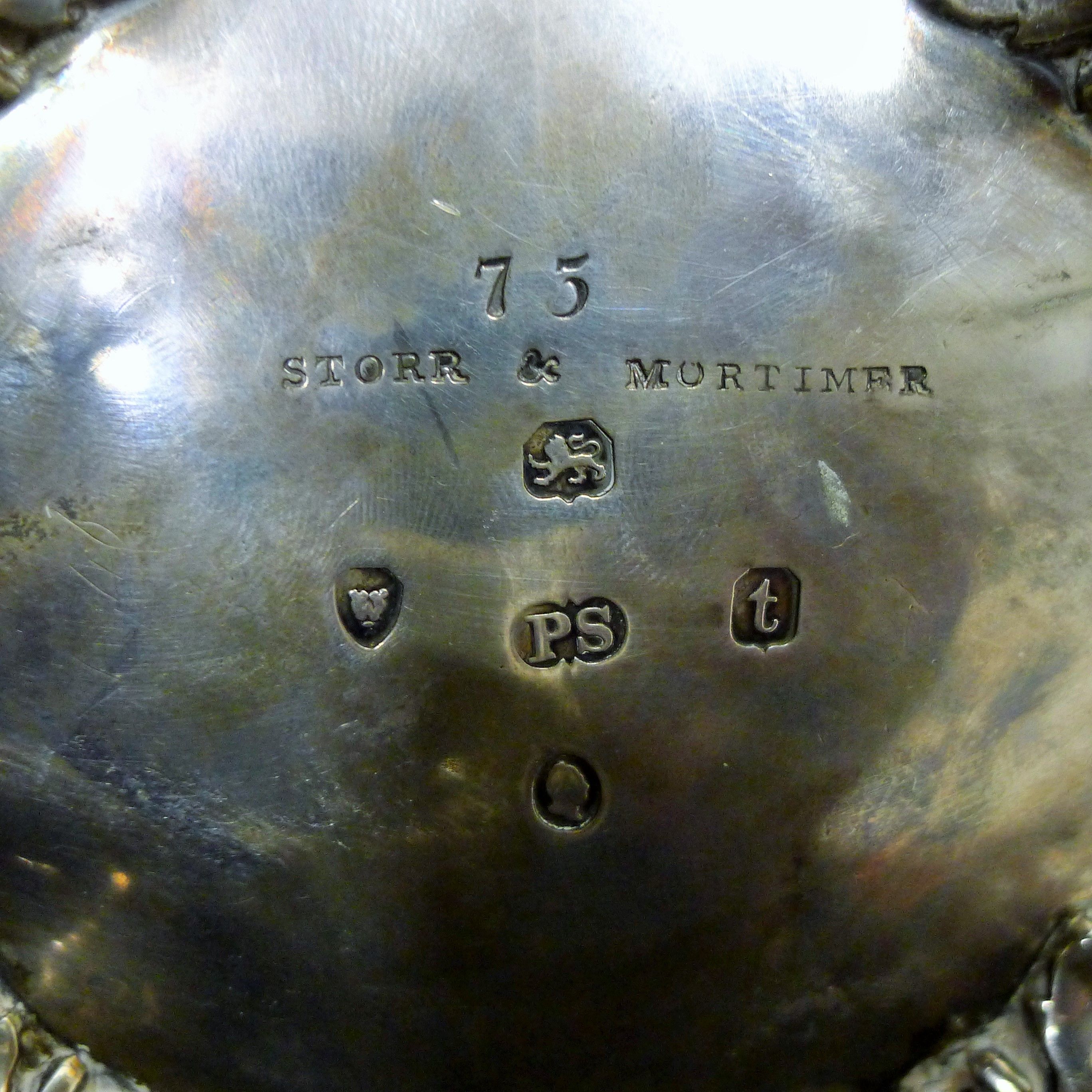 A Georgian Storr and Mortimer silver teapot. 27.5 cm long. 824.8 grammes. - Bild 7 aus 7
