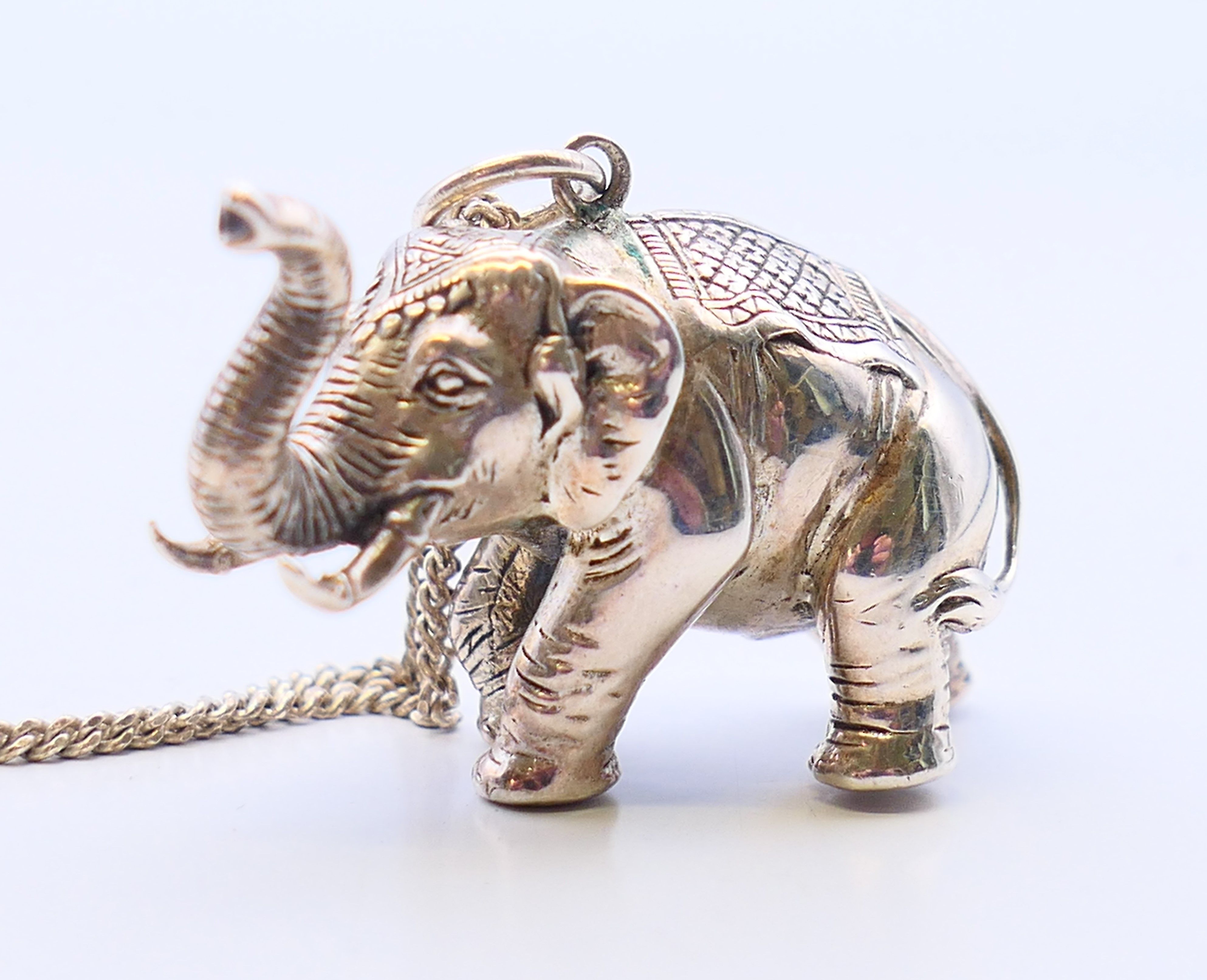 A silver hallmarked elephant pendant on a silver chain. Elephant 4 cm x 2.5 cm, chain 74 cm long. - Image 2 of 6