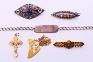 A small quantity of jewellery to include a 9 ct gold brooch 1.
