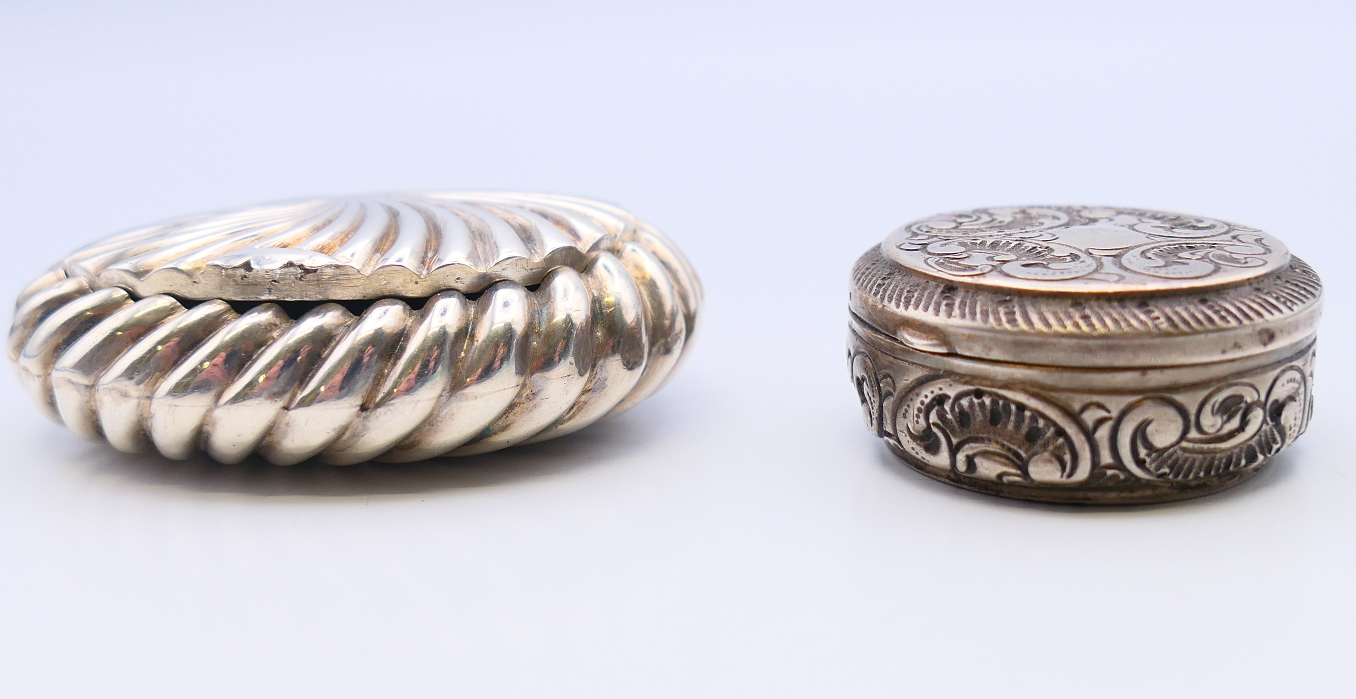 Two small silver snuff boxes. The largest 6 cm x 4.5 cm. - Image 11 of 11