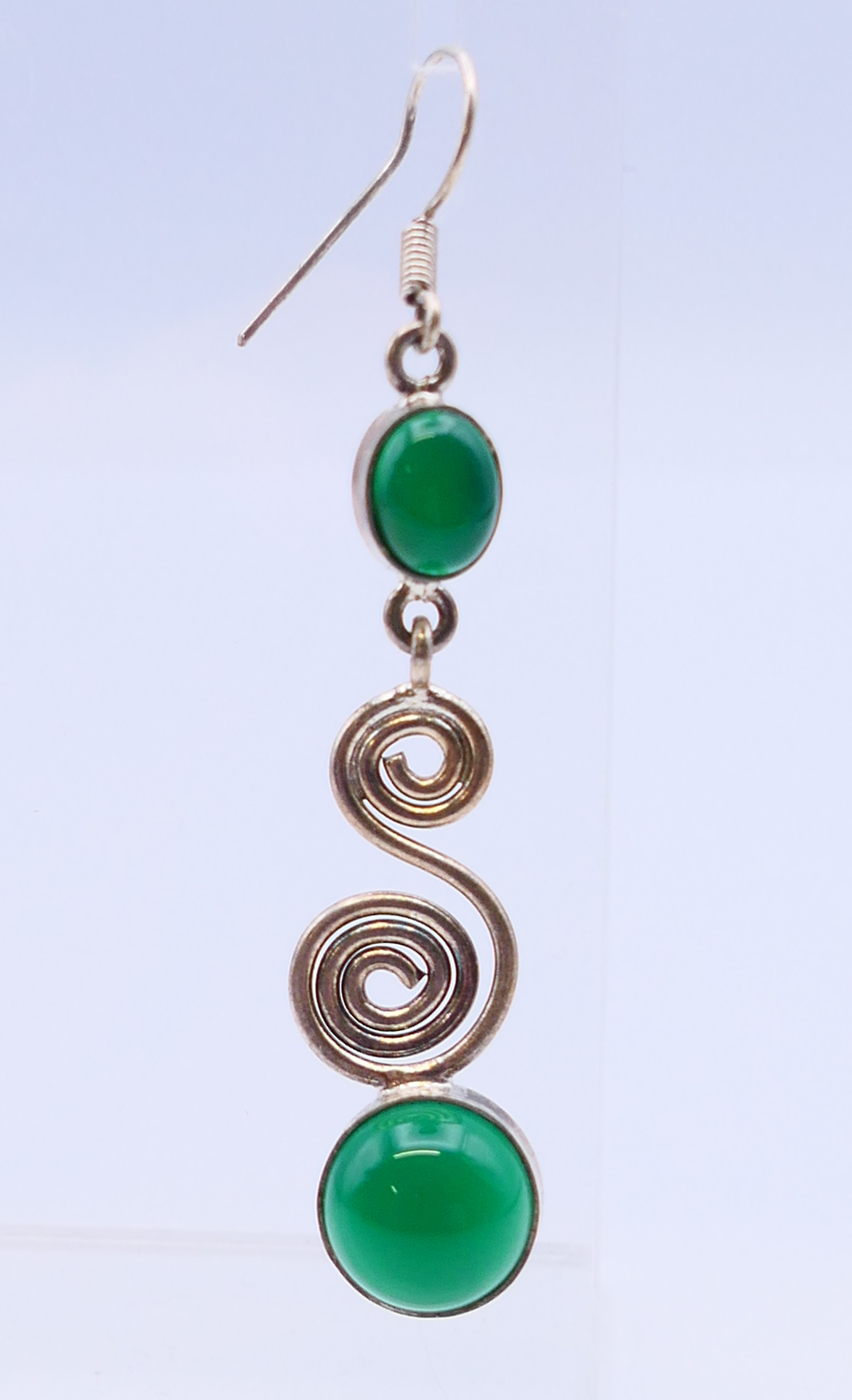A pair of jade and silver earrings. 6 cm high. - Image 3 of 4