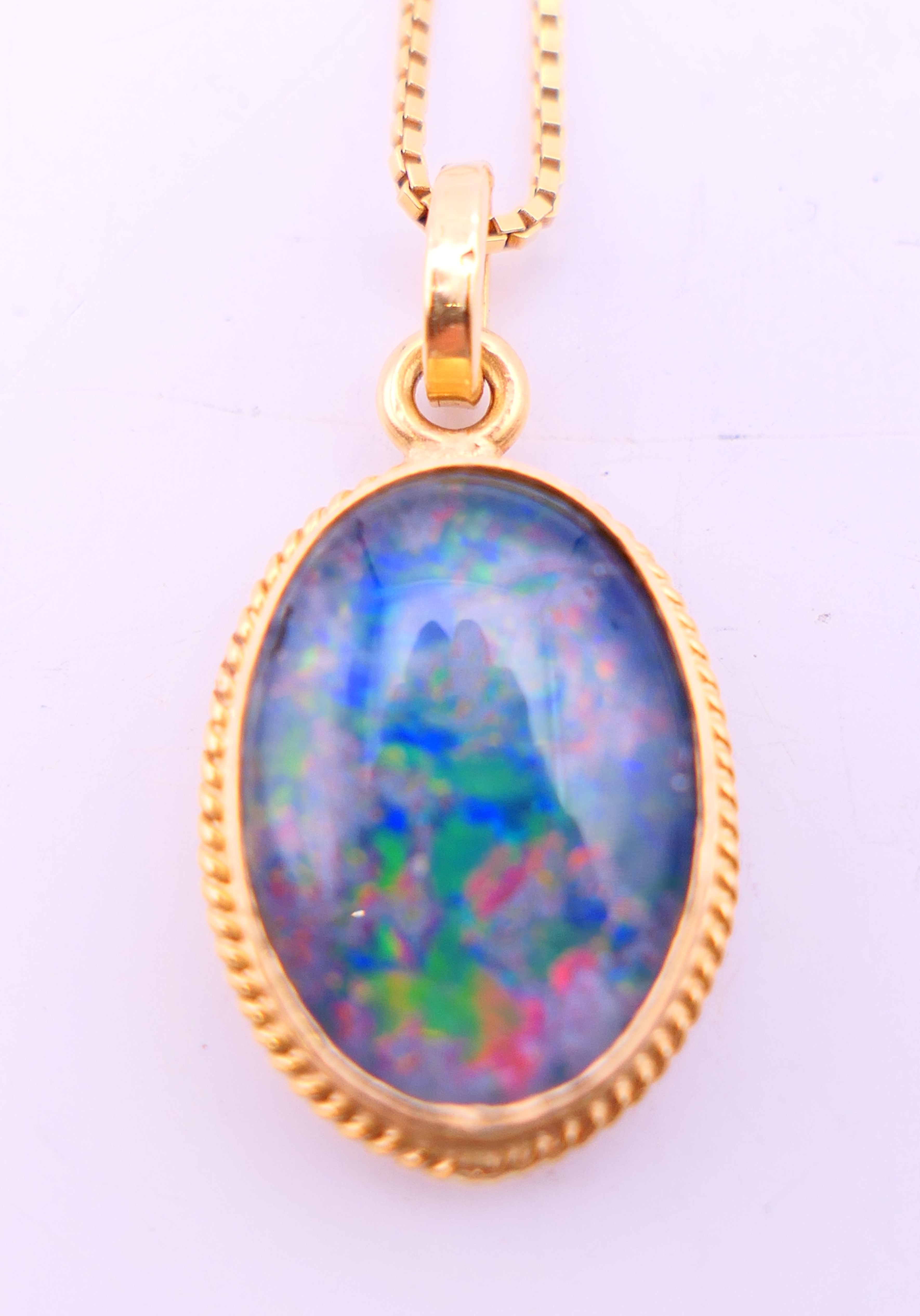 An opal and gold pendant on an 18 ct gold chain and a pair of 9 ct gold matching earrings. - Image 2 of 13