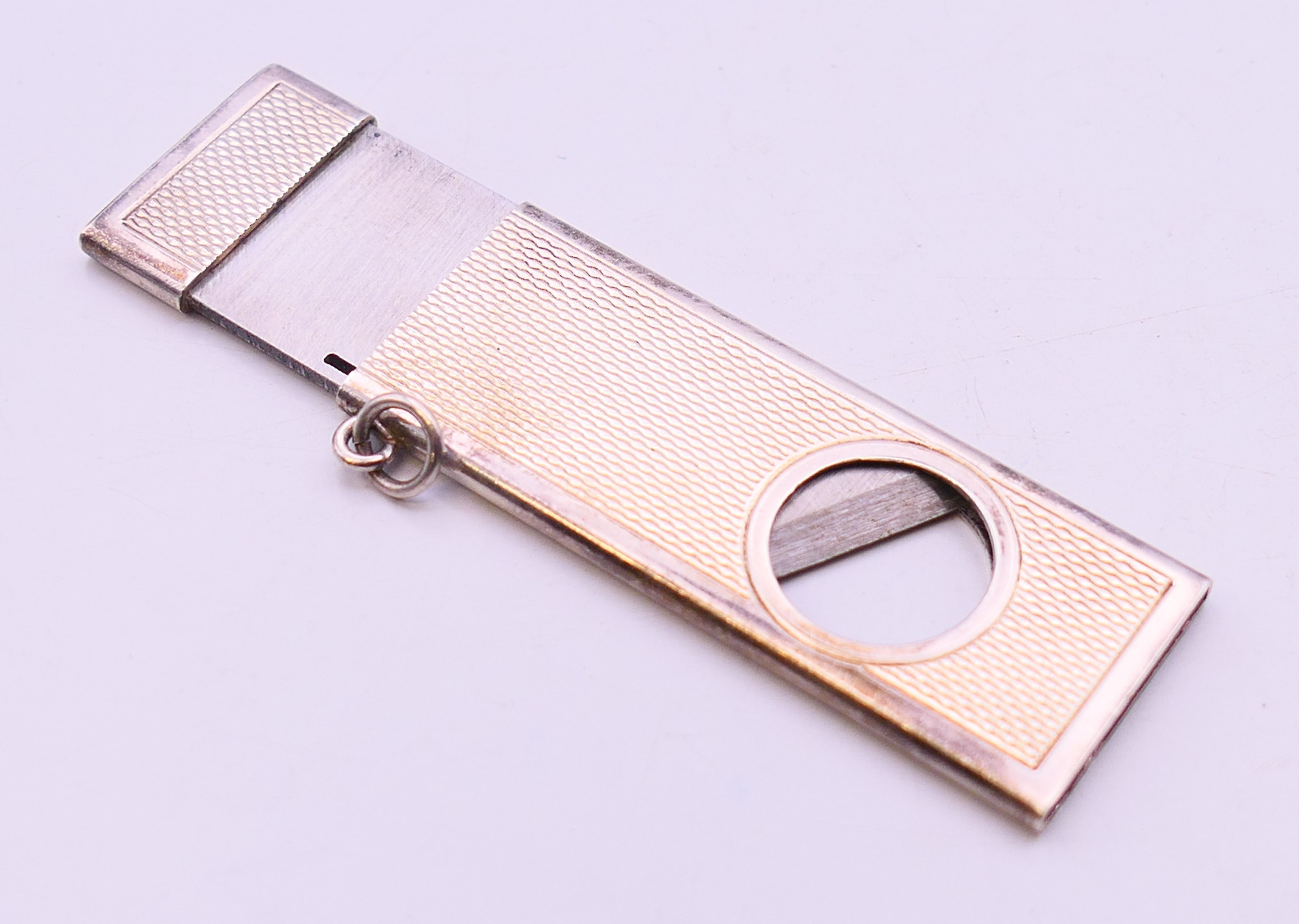A silver cigar cutter and two silver bookmarks. 43.8 grammes total weight. Cigar cutter 6 cm high. - Image 3 of 11