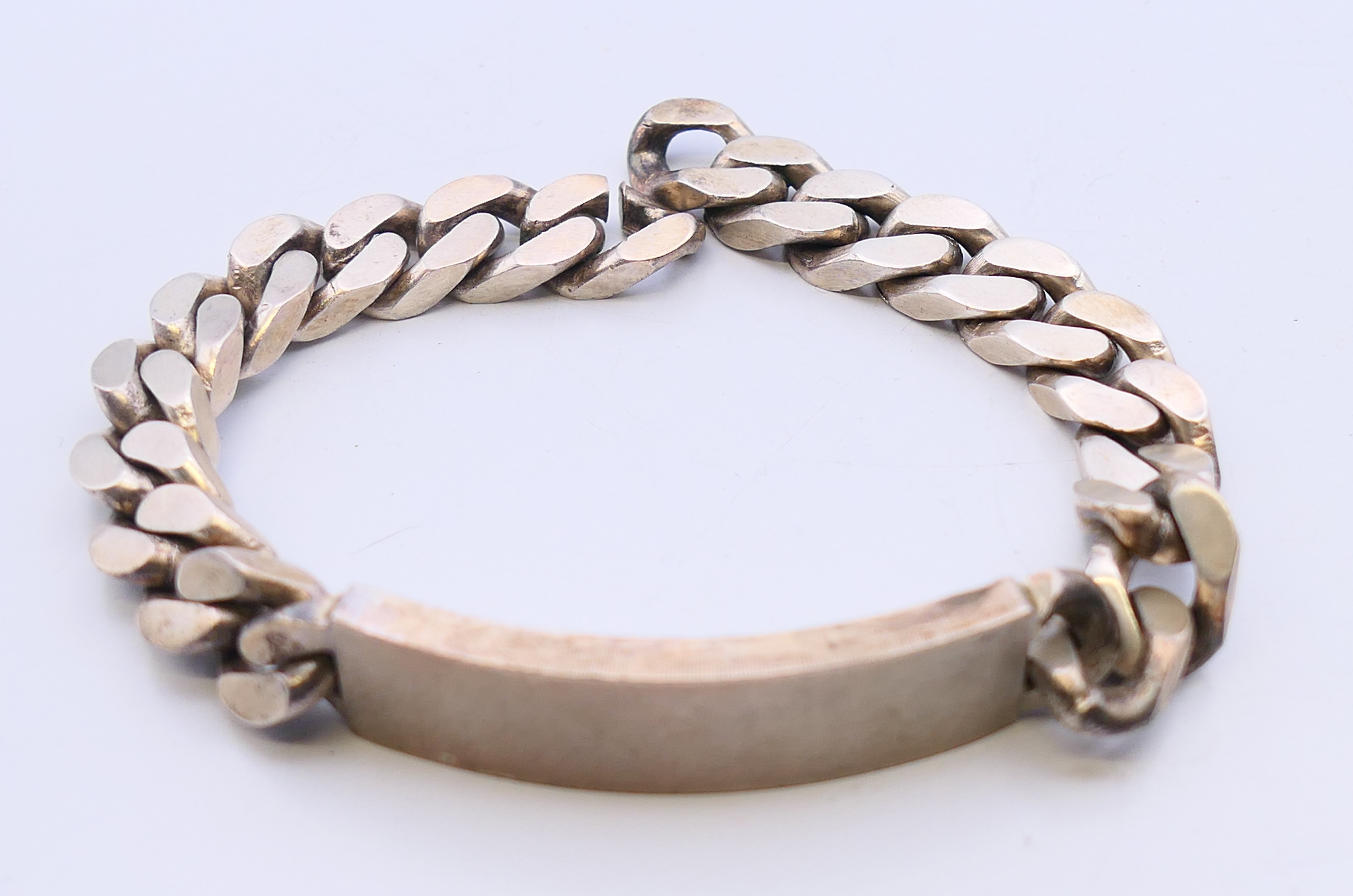 A silver ingot, an identity bracelet and a watch chain. Ingot 4 cm high. 130.1 grammes. - Bild 7 aus 8
