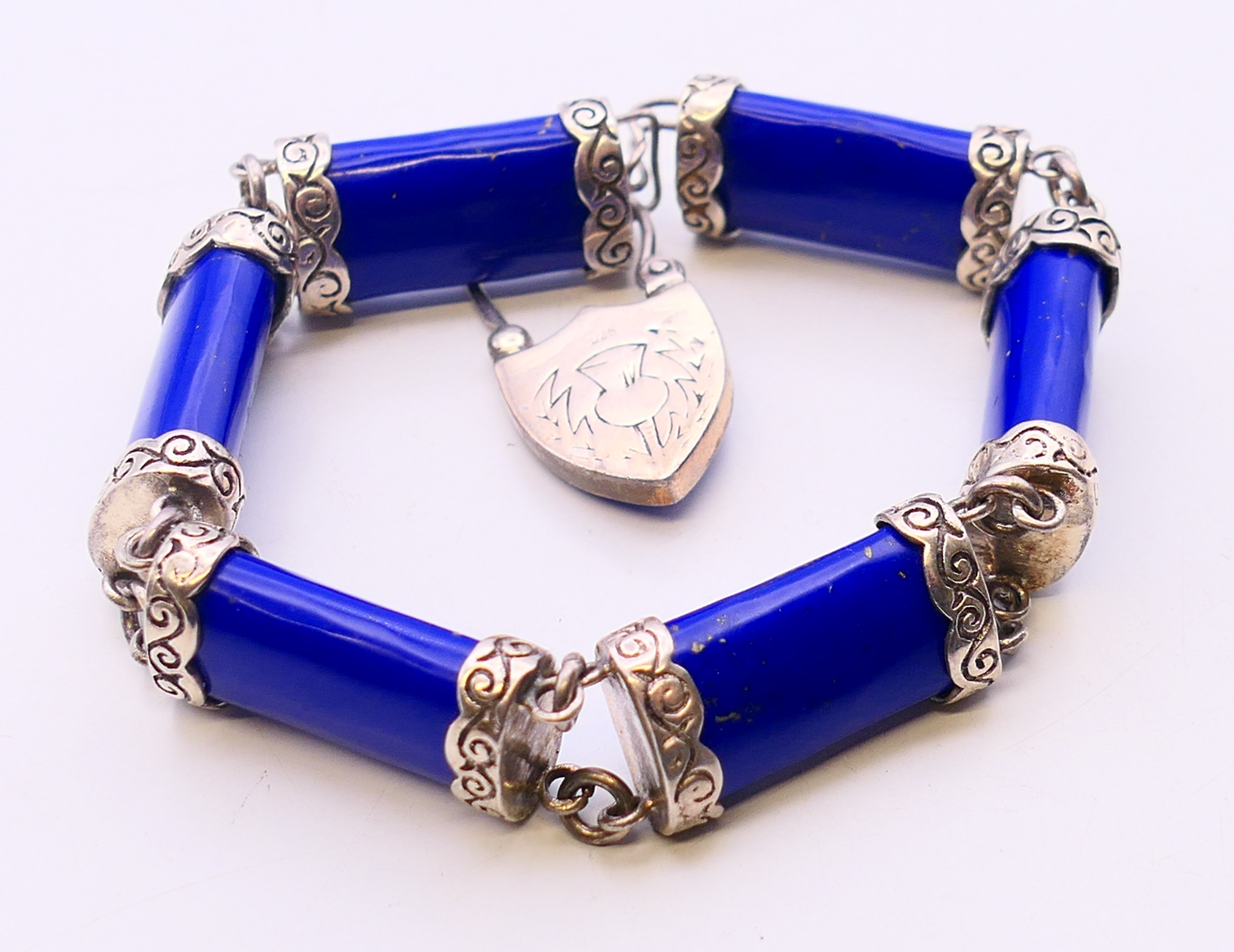 A silver lapis bracelet with padlock. 20 cm long. - Image 4 of 5