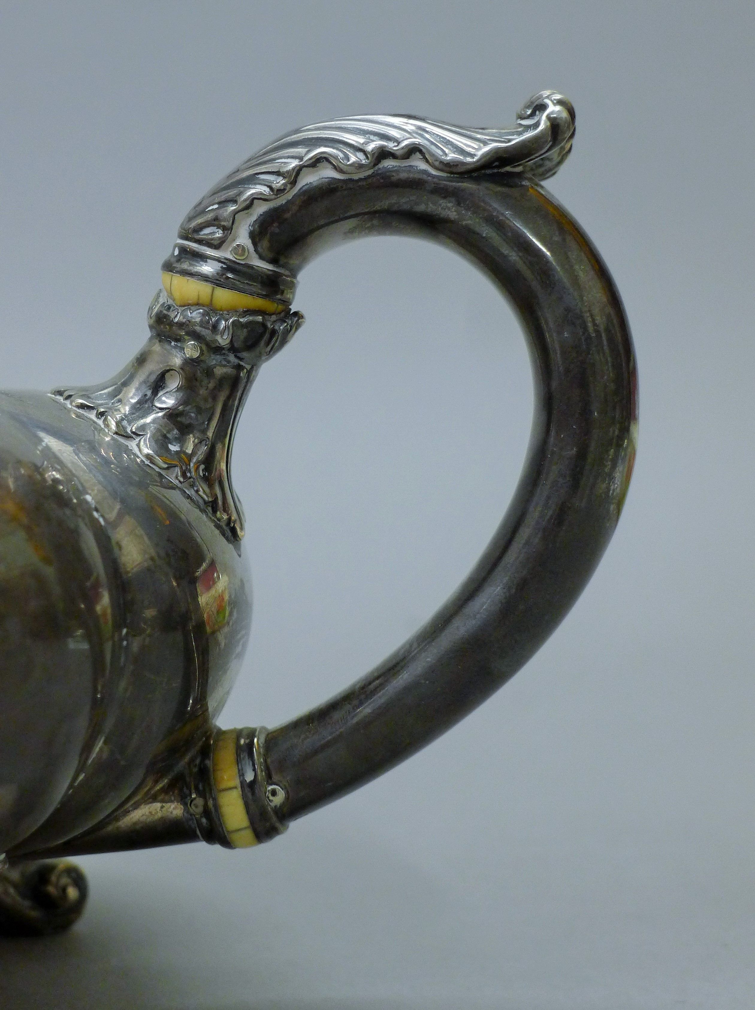 A Georgian Storr and Mortimer silver teapot. 27.5 cm long. 824.8 grammes. - Bild 4 aus 7