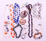 A quantity of various jewellery.
