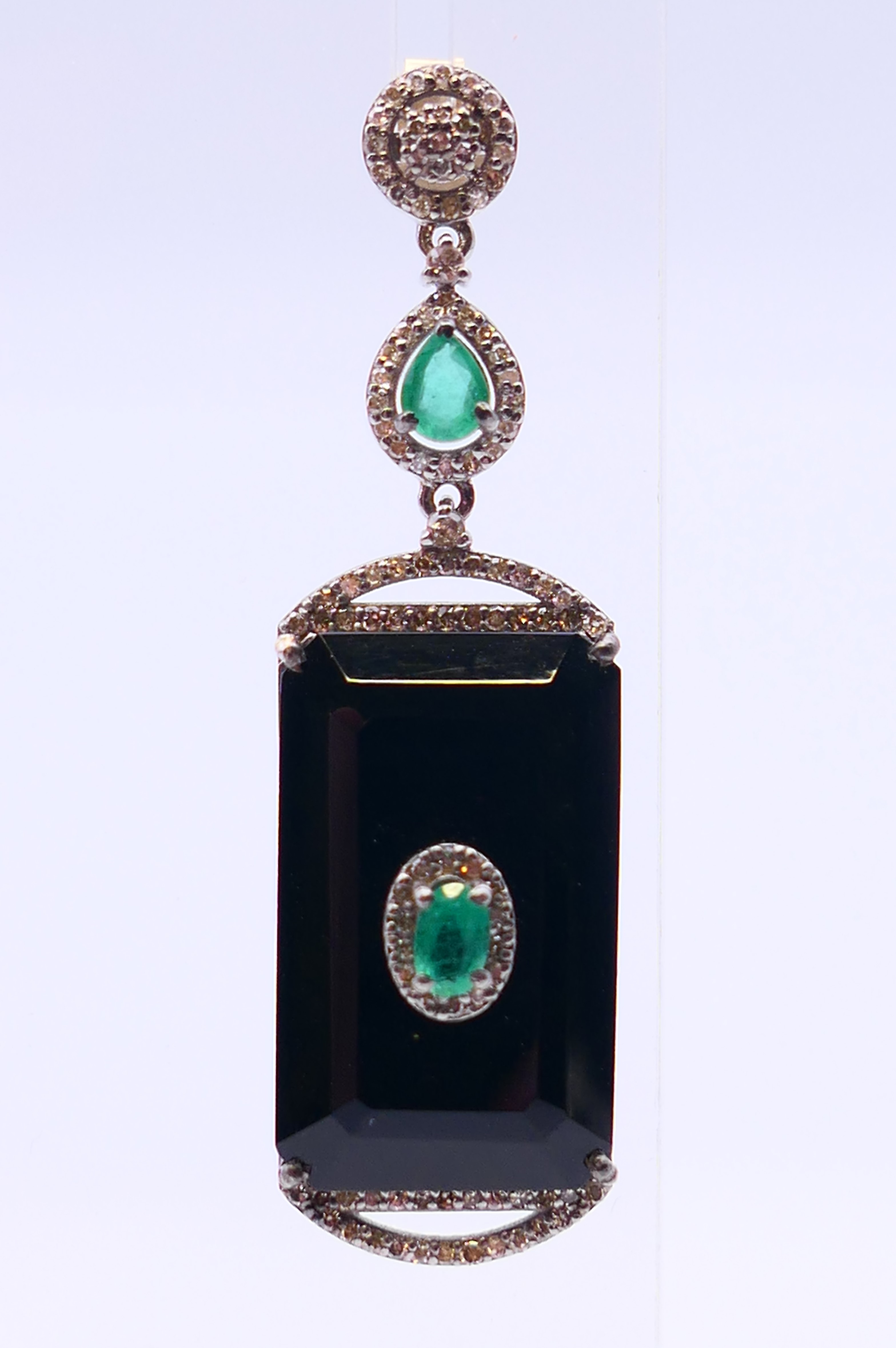 A pair of onyx, diamond and emerald earrings. 5.5 cm high. - Image 3 of 6