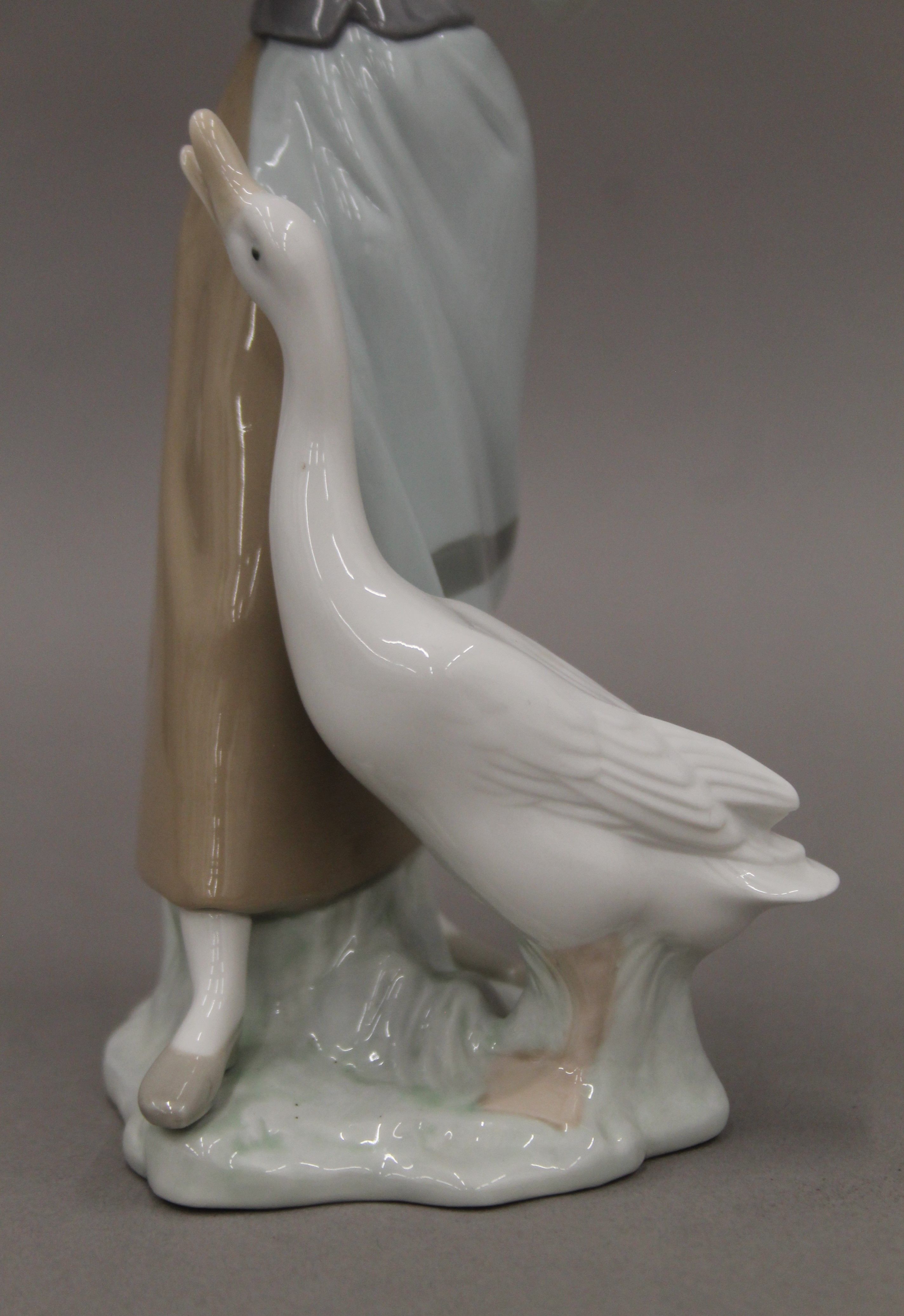Four Lladro figurines and two Nao figurines. The largest 27.5 cm high. - Image 12 of 17