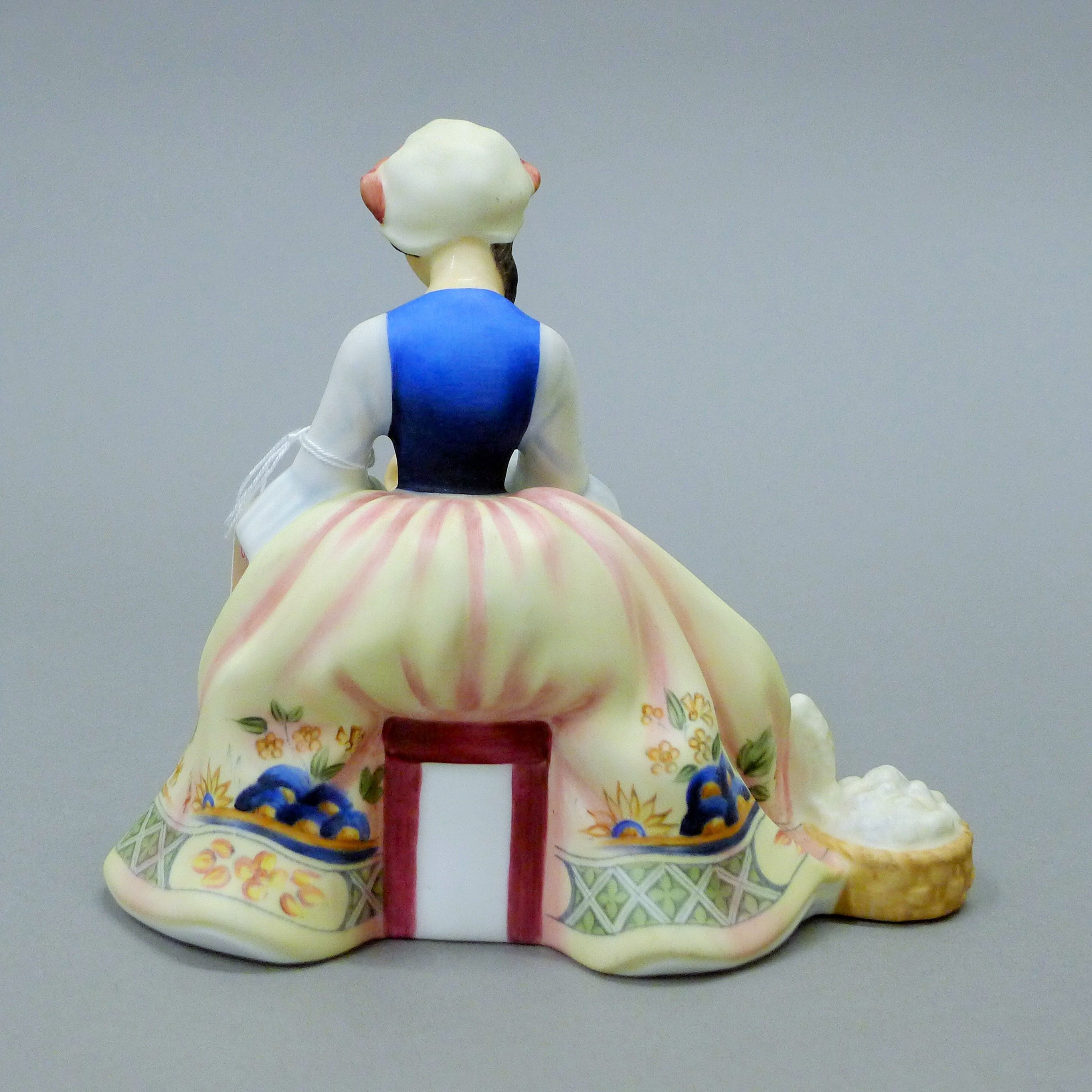 A Royal Doulton figurine, Spinning, HN2390. 17 cm high. - Image 3 of 5