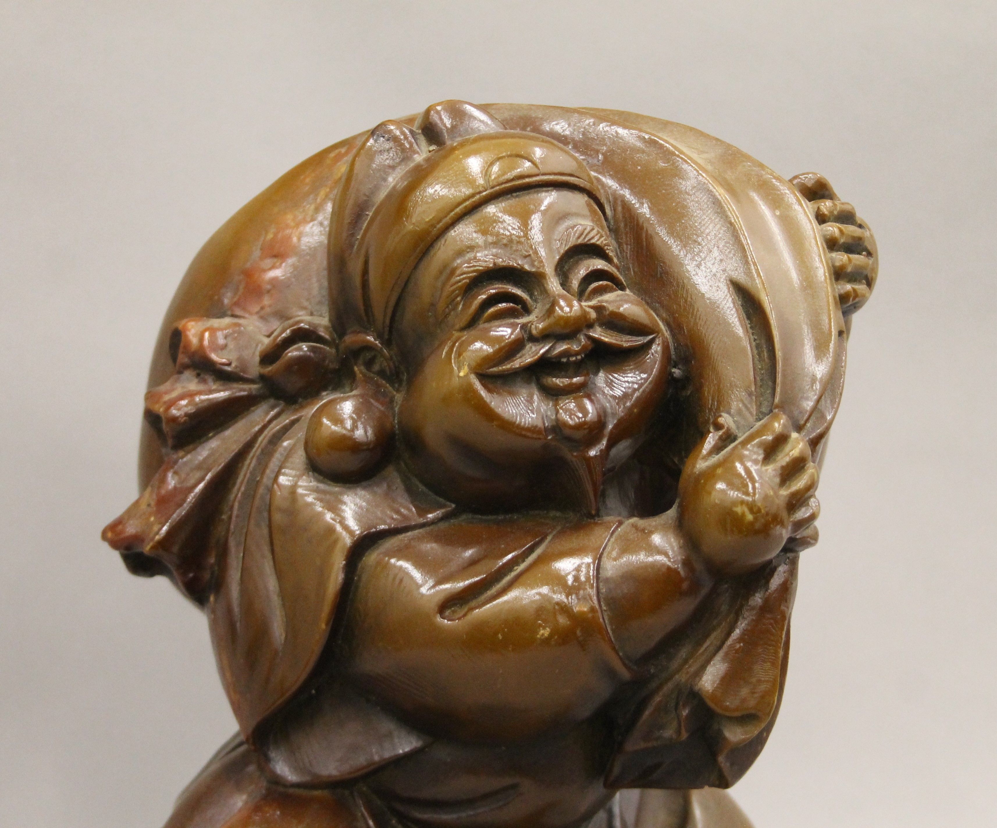 A model of a Japanese fisherman. 37 cm high. - Image 2 of 4