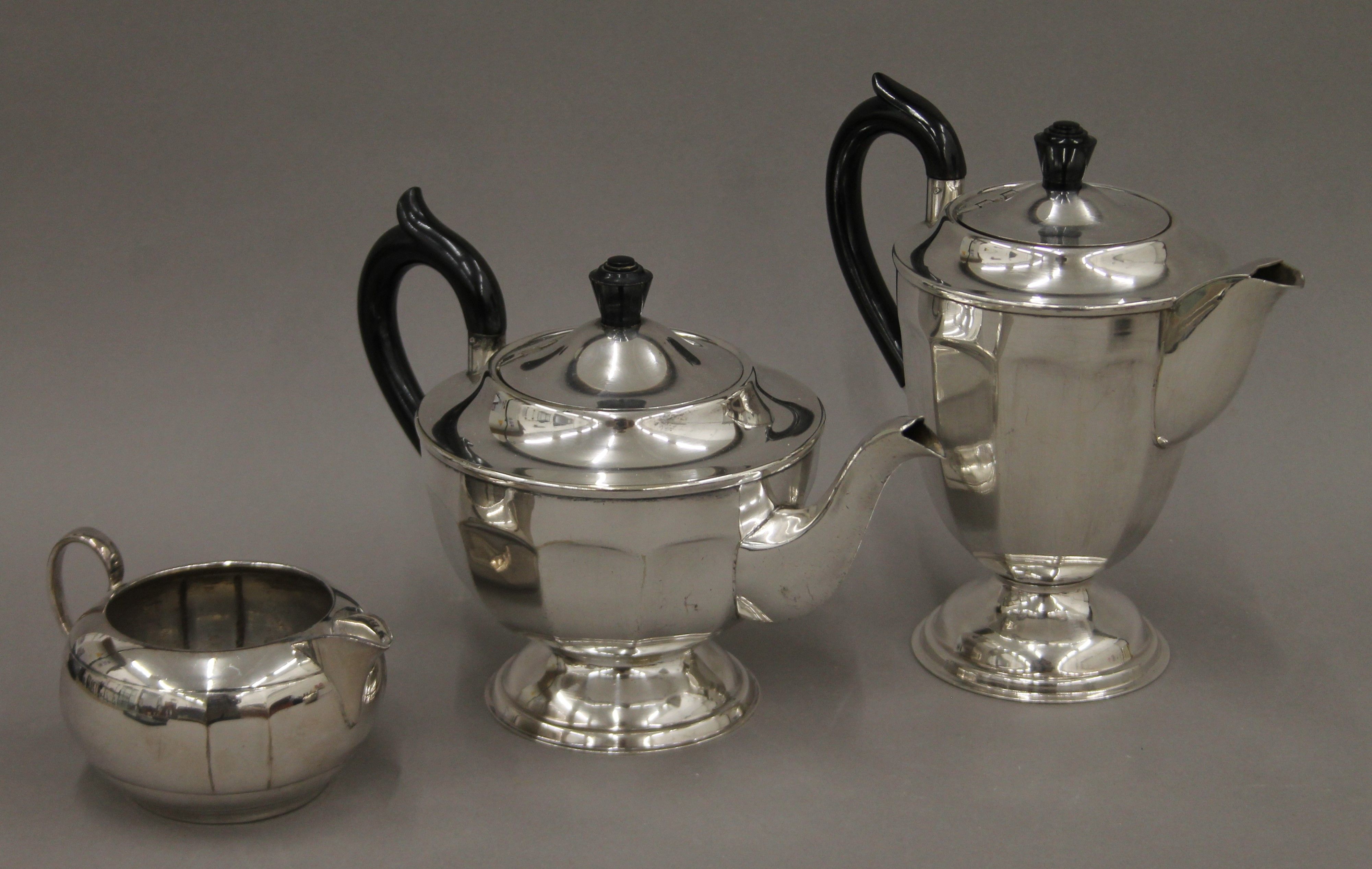 A Viners silver-plated teapot, coffee pot, sugar bowl and cream jug. The coffee pot 18 cm high. - Bild 2 aus 4