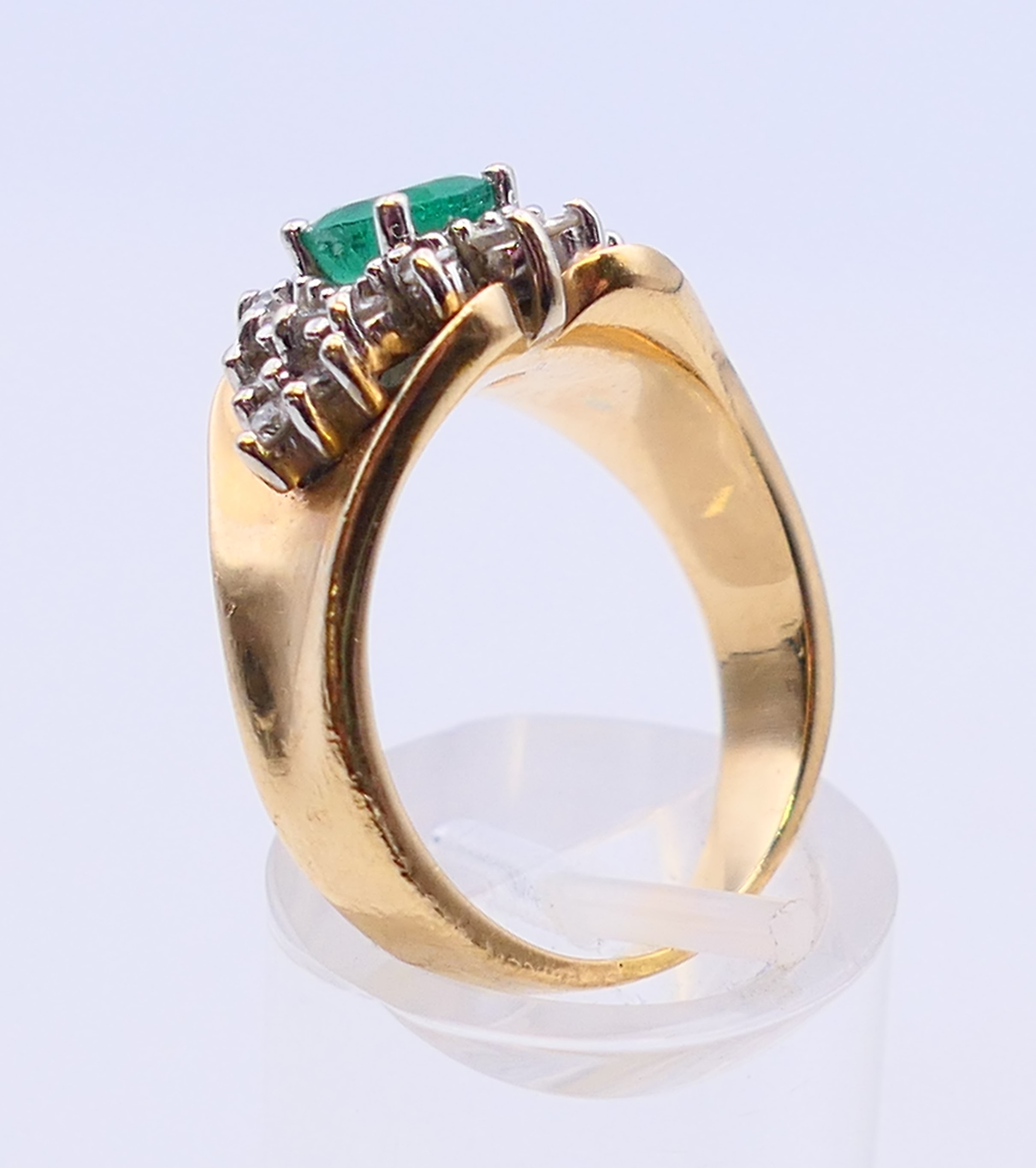 A 14 ct gold, emerald and diamond cluster ring, the oval emerald (7.1 x 5. - Bild 5 aus 7