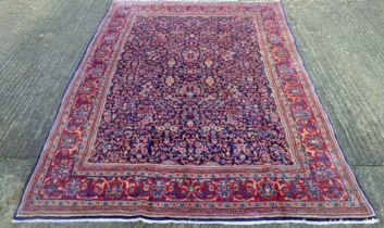 A Mahal carpet. 331 x 212 cm.
