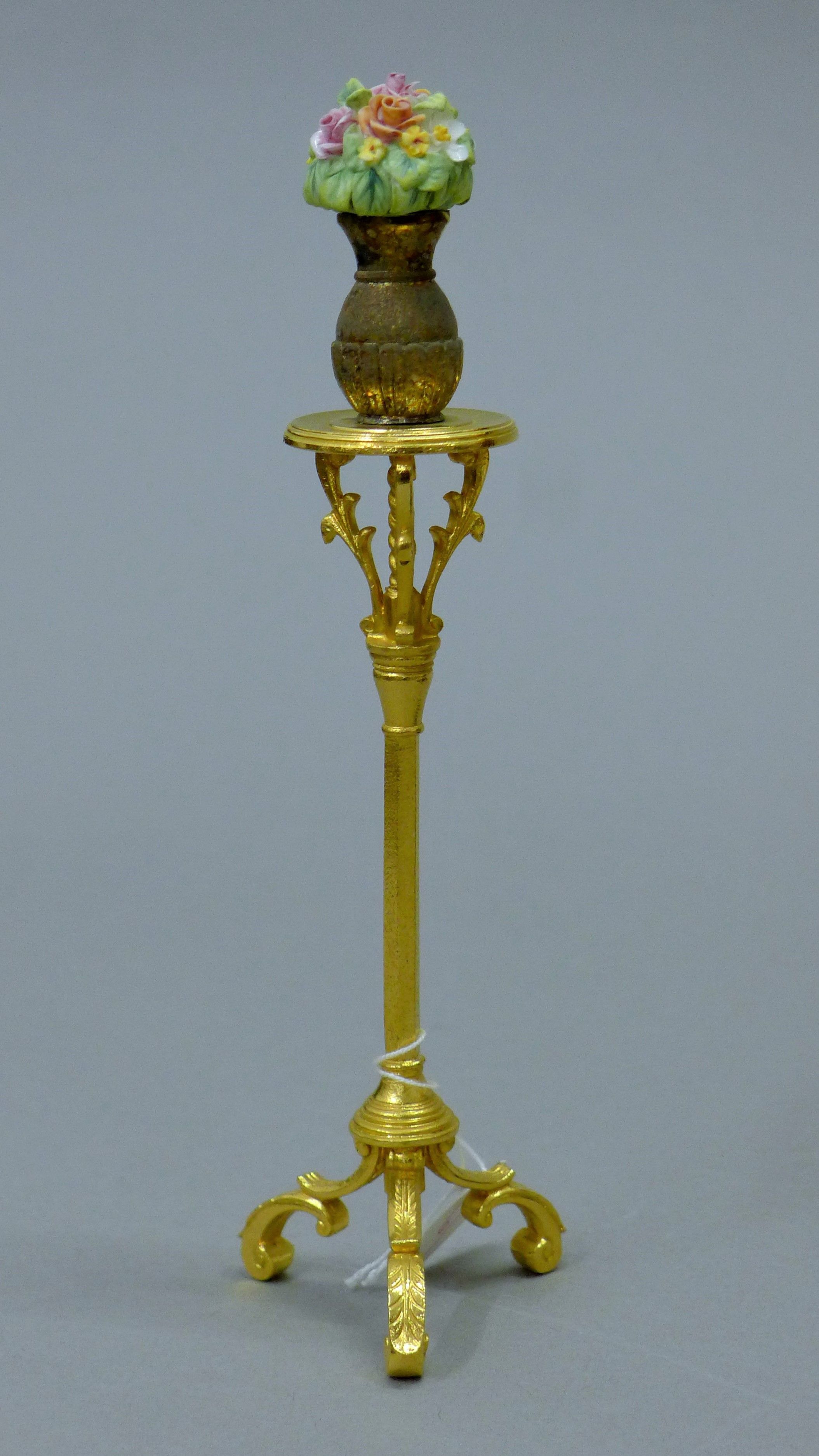 A Royal Doulton figurine, Flower Arranging, HN3040. 22 cm high. - Image 5 of 5