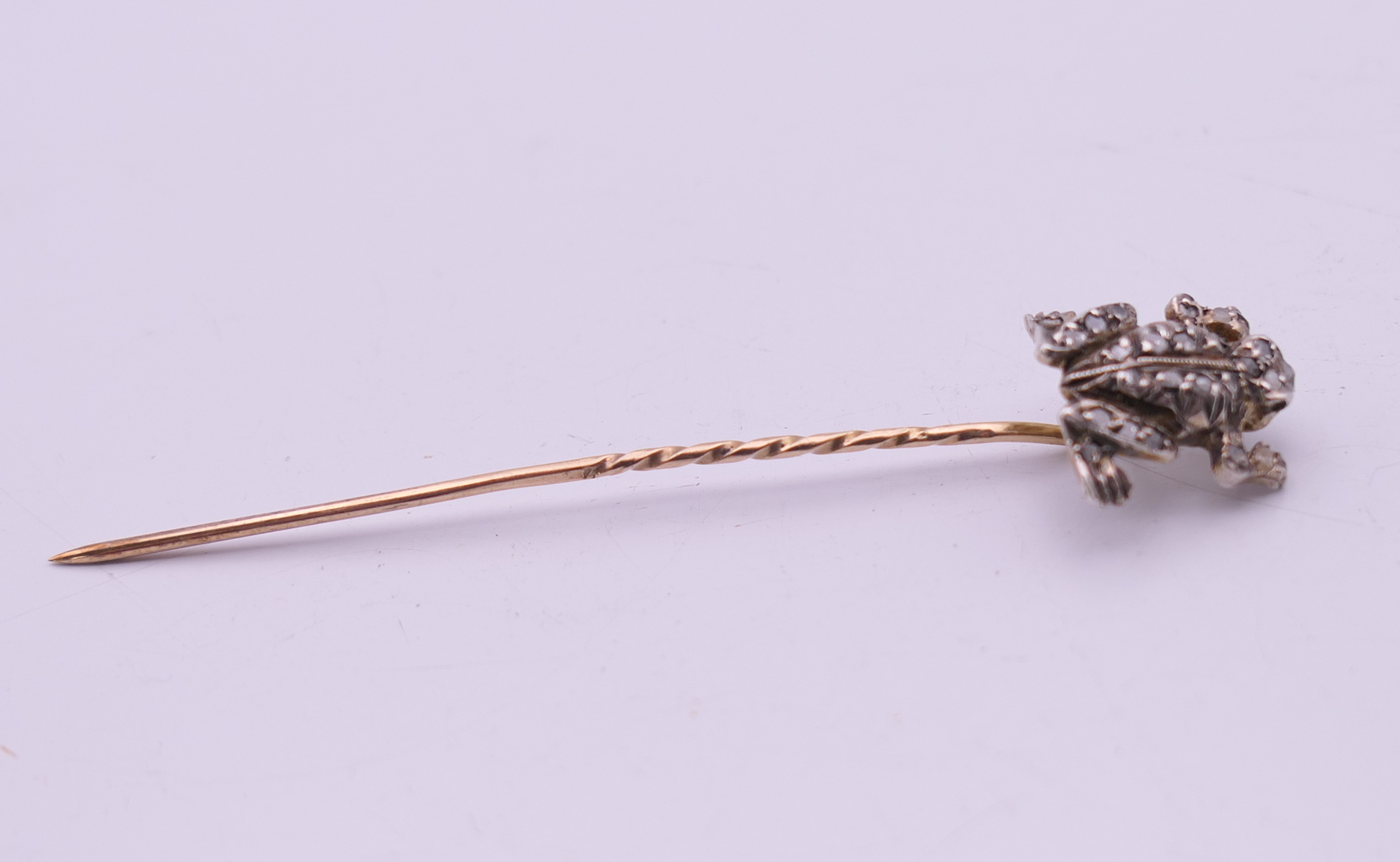 Three gold stick pins and another formed as a frog. Frog stick pin 6.5 cm high (frog 1.5 cm high). - Image 3 of 12