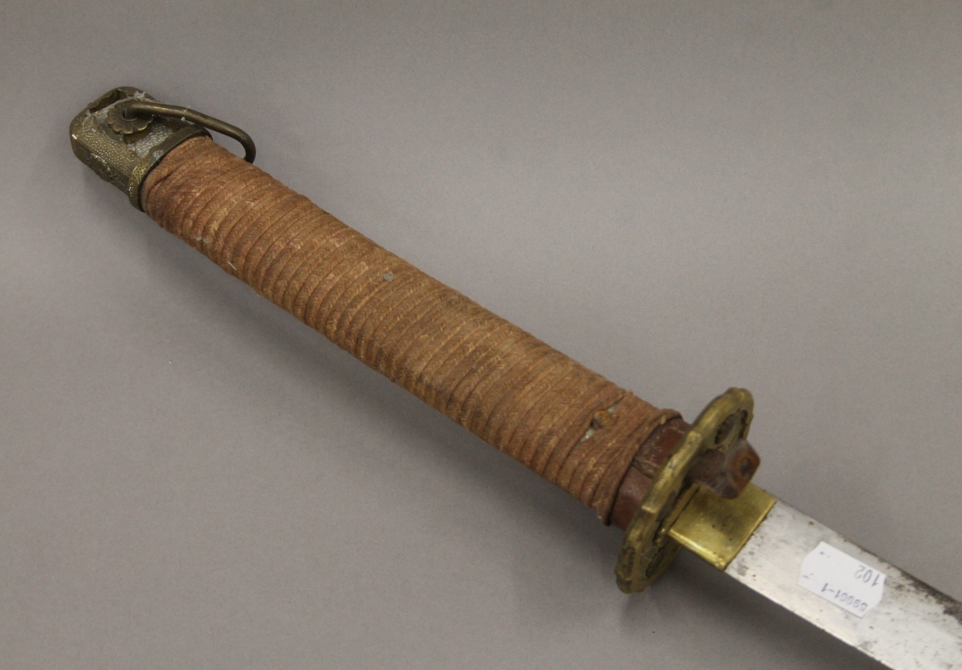 A vintage Japanese katana in scabbard. 103 cm long. - Image 5 of 21
