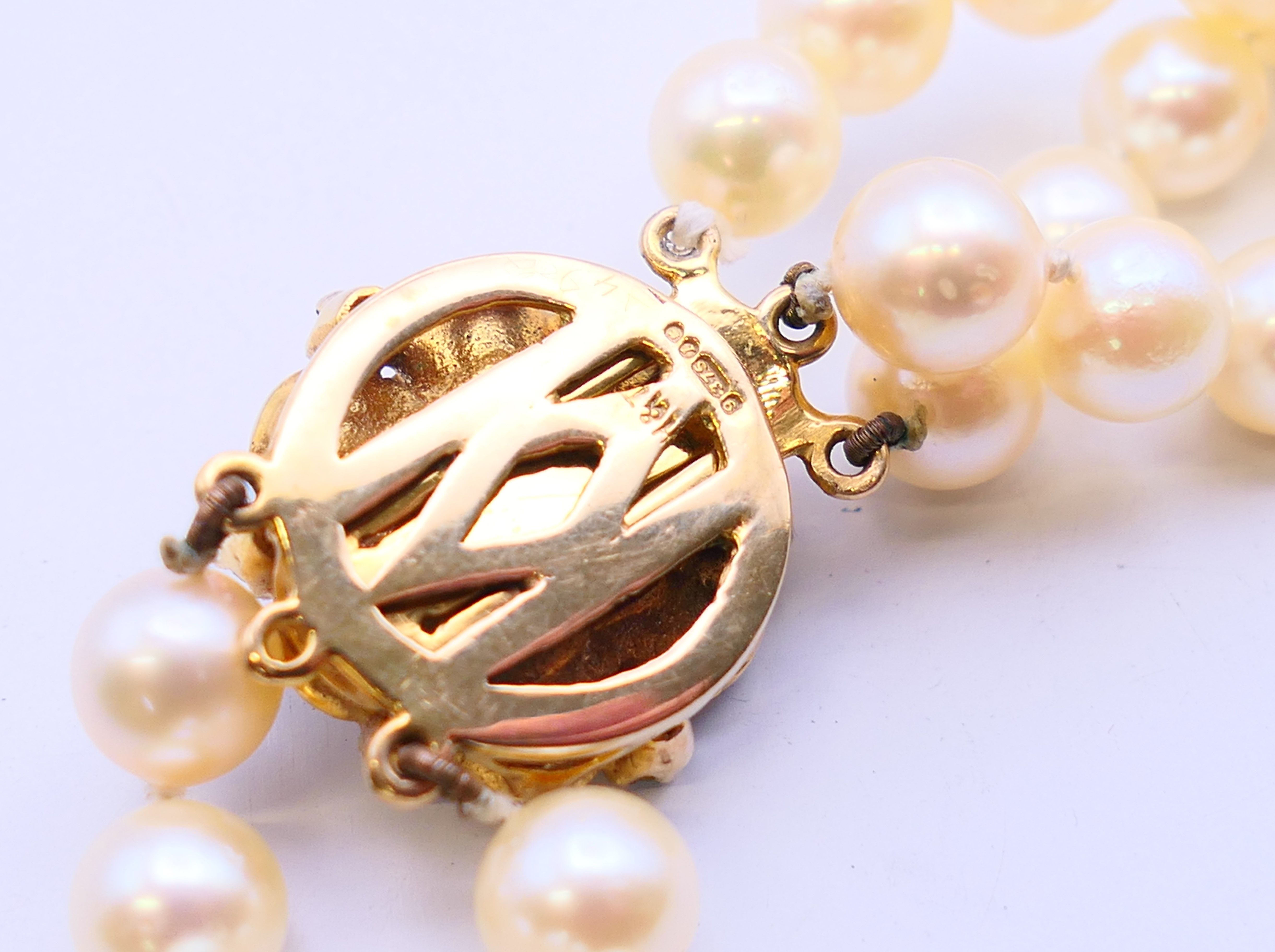 A 9 ct gold clasp pearl necklace and a pair of gold pearl earrings. Necklace 44 cm long. - Image 9 of 9
