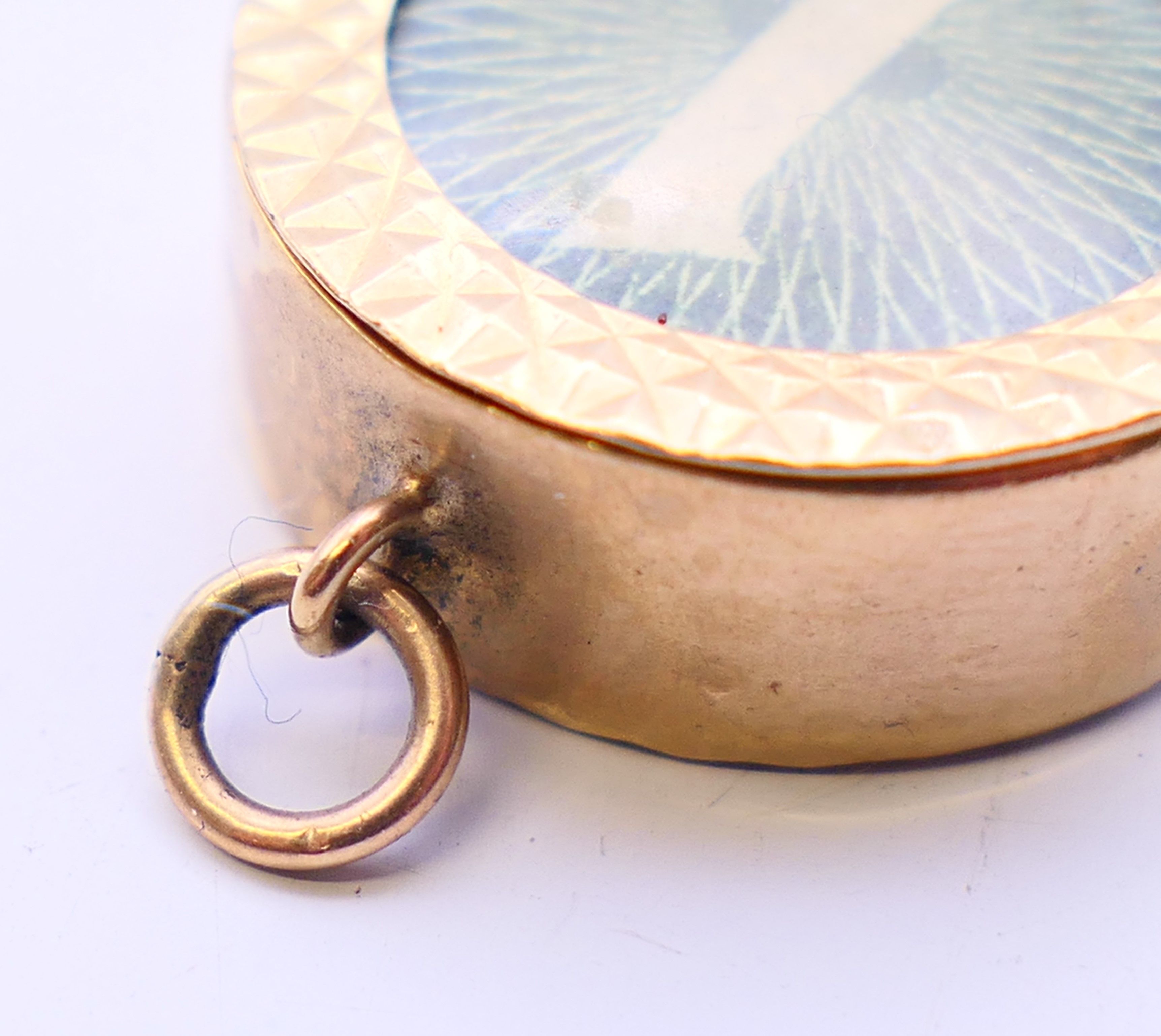 A 9 ct gold £1 note charm. 2 cm diameter. - Image 4 of 5