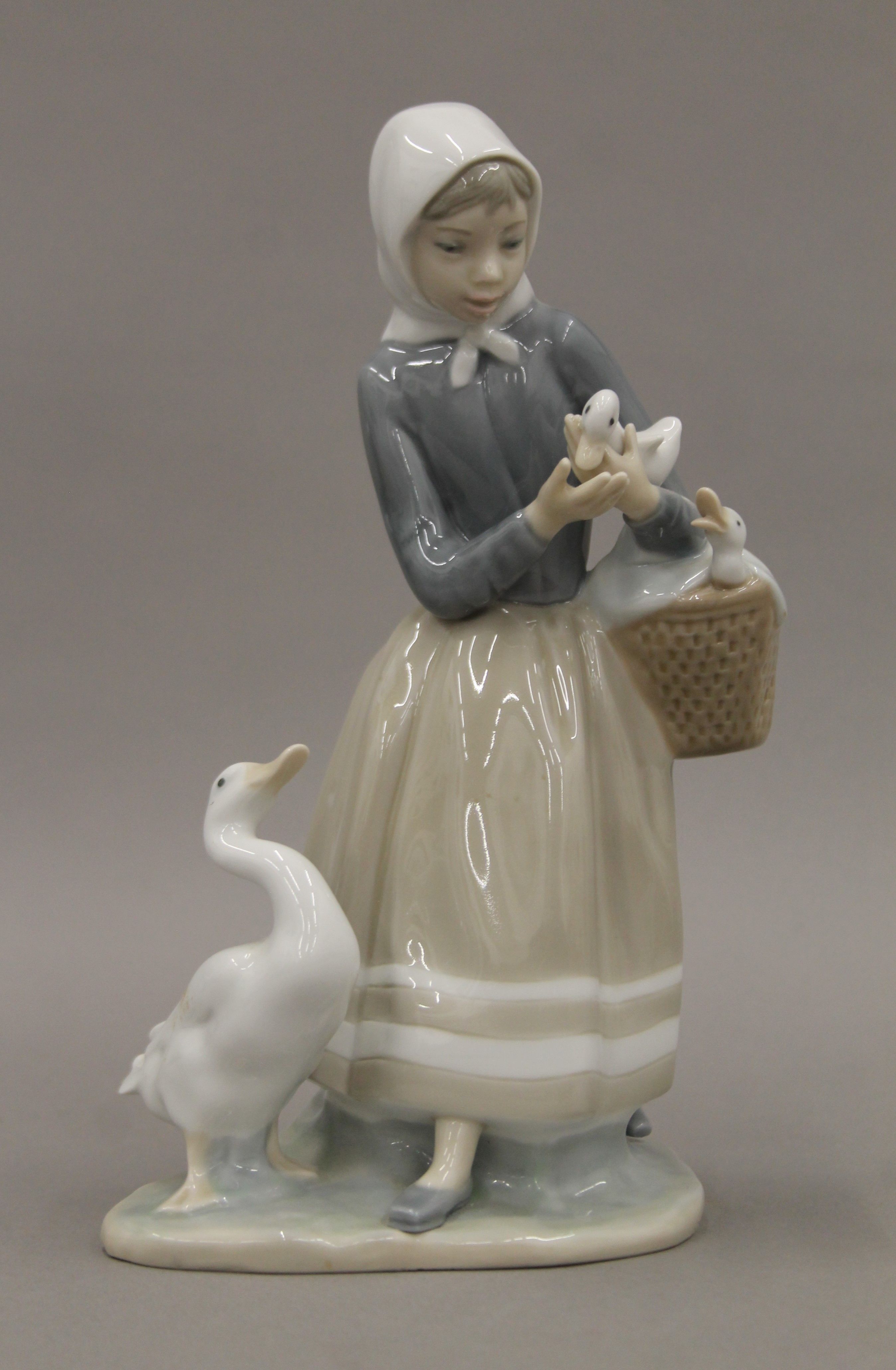 Four Lladro figurines and two Nao figurines. The largest 27.5 cm high. - Image 15 of 17