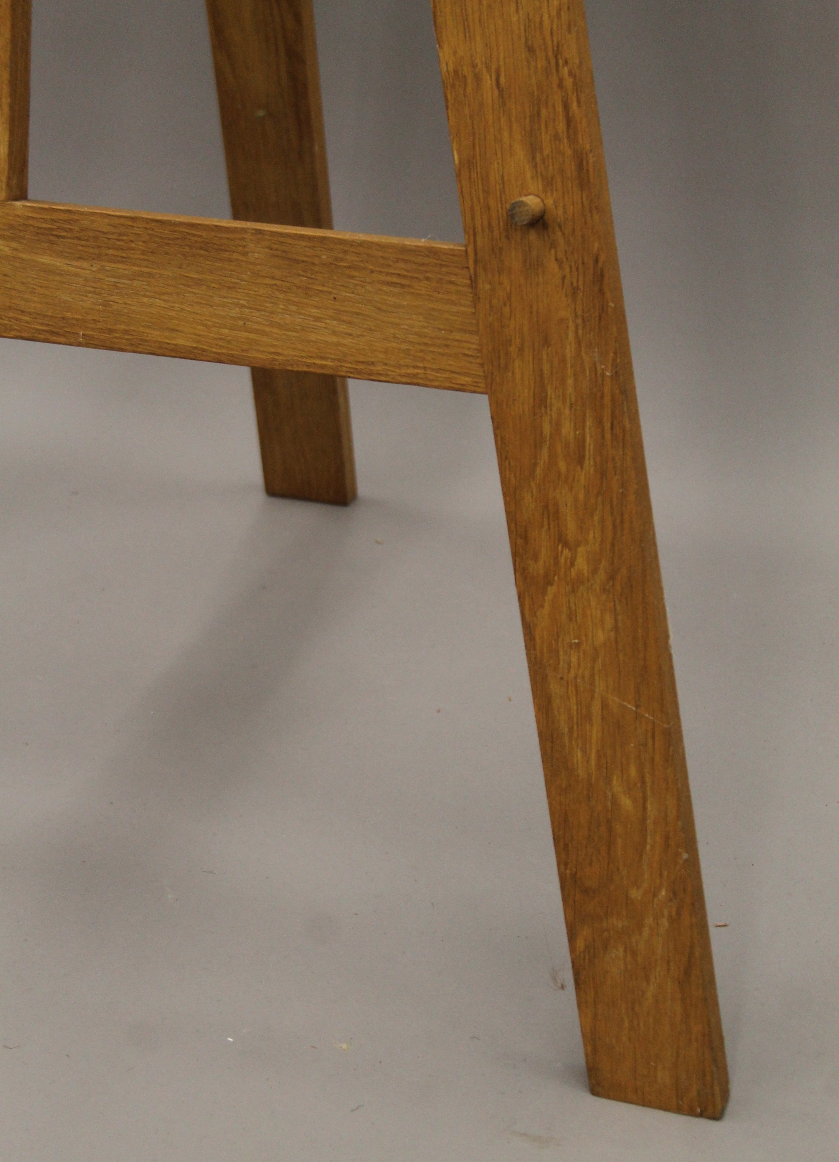 A modern oak easel. 185 cm high. - Image 3 of 4