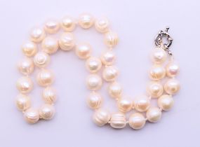 A string of pearls. 50 cm long.