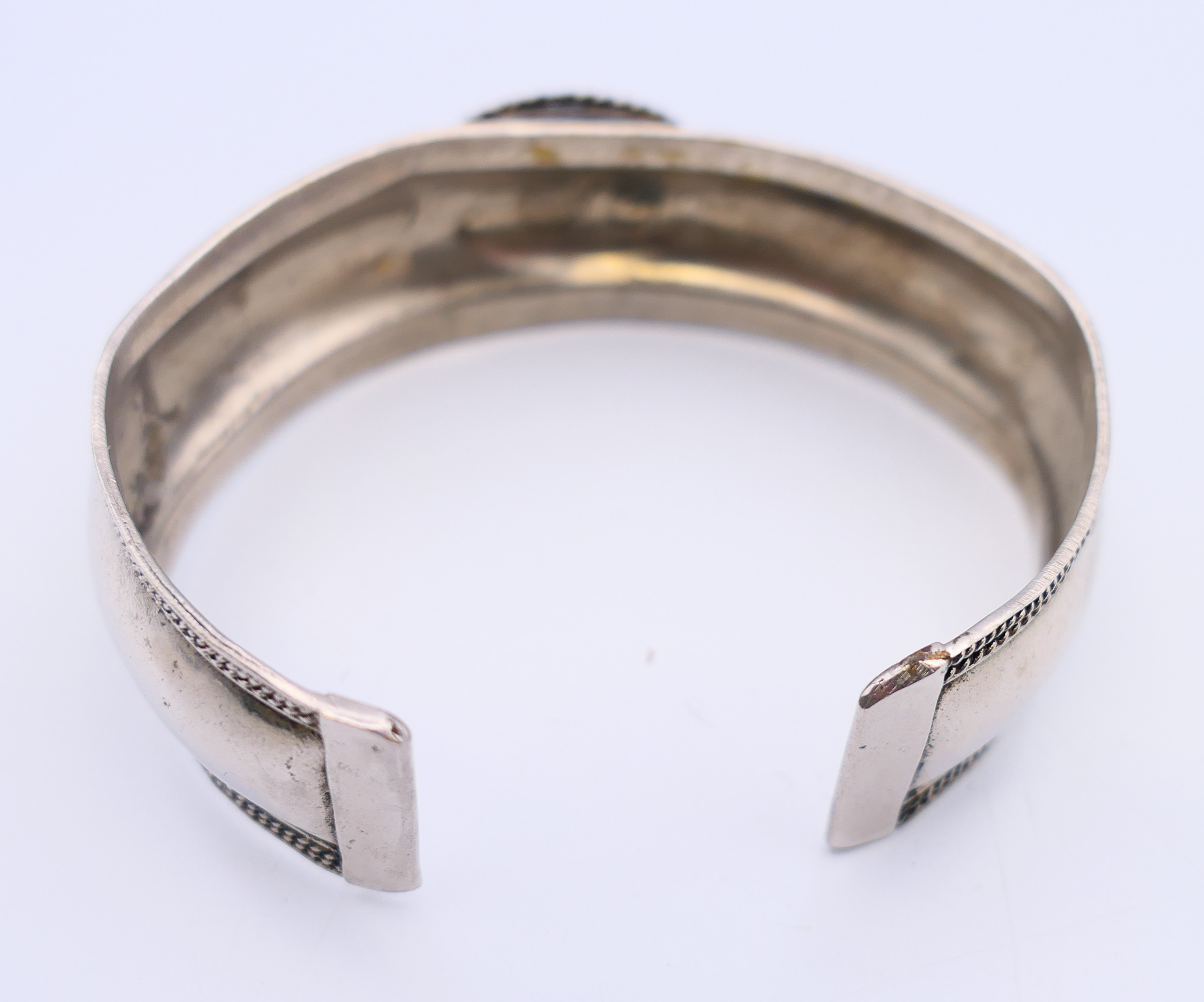 A silver bangle. 6.5 cm wide. - Image 4 of 5