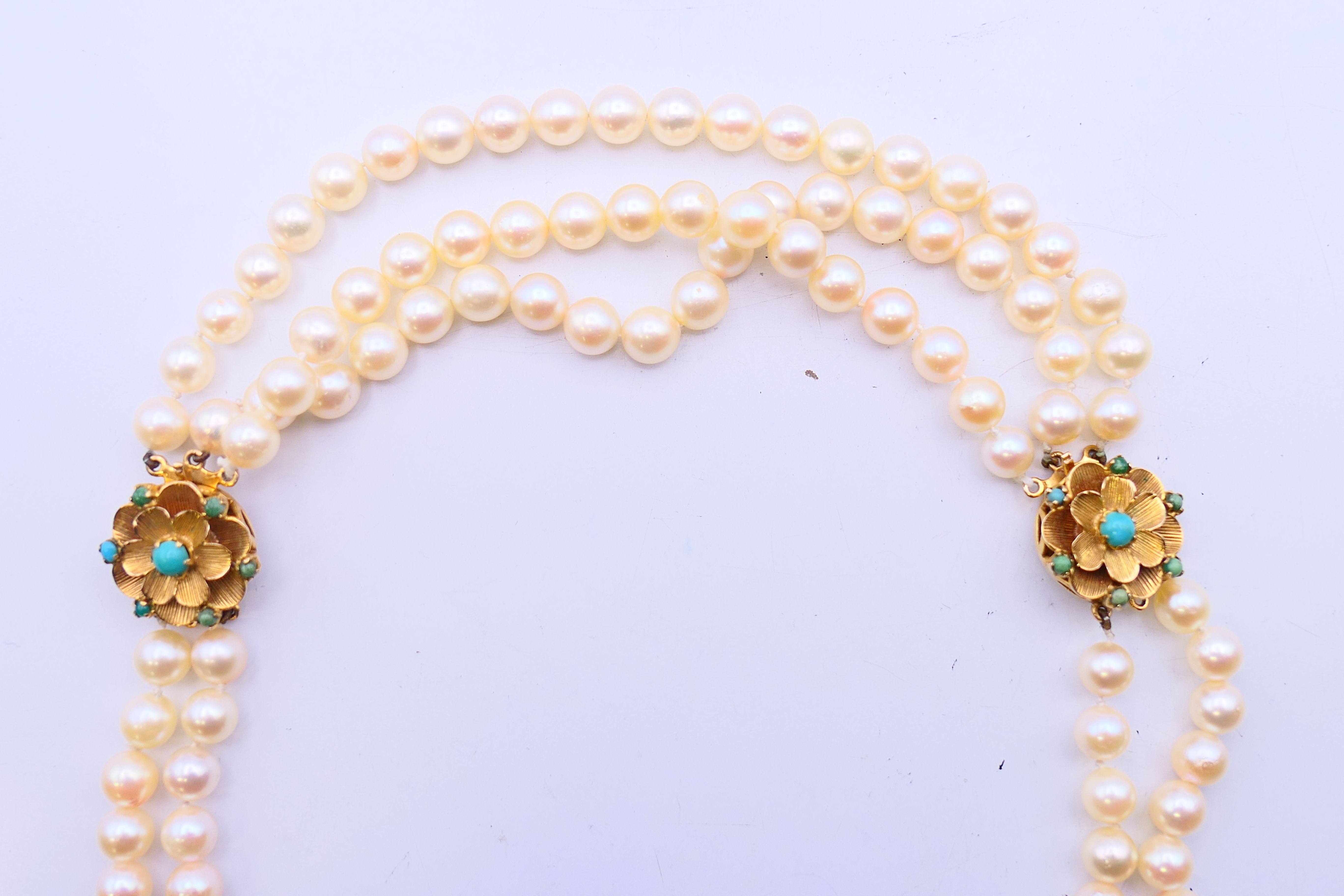 A 9 ct gold clasp pearl necklace and a pair of gold pearl earrings. Necklace 44 cm long. - Image 6 of 9