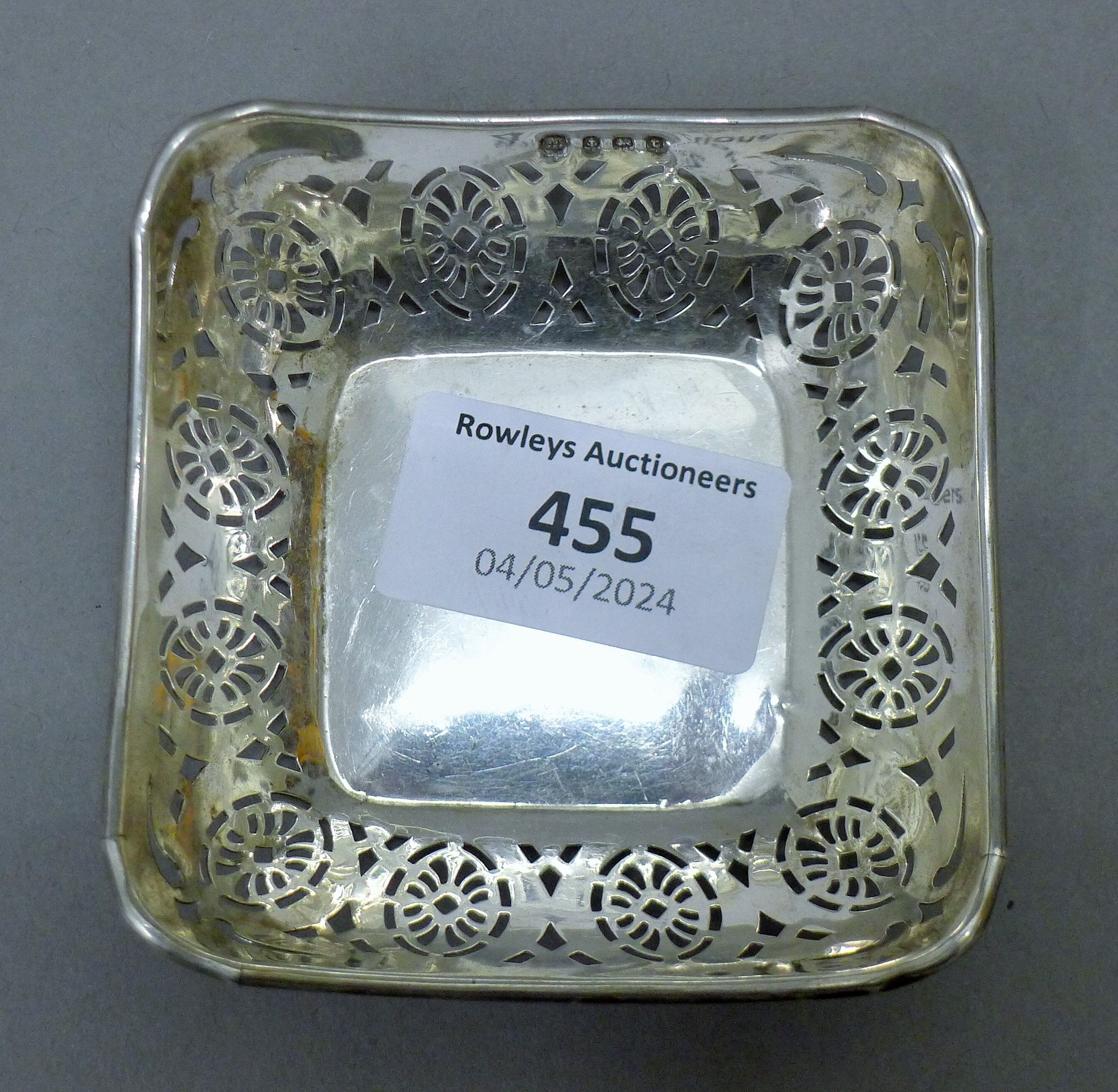 A small pierced silver bonbon dish and an 830 silver bonbon dish formed as a pear. - Image 6 of 7