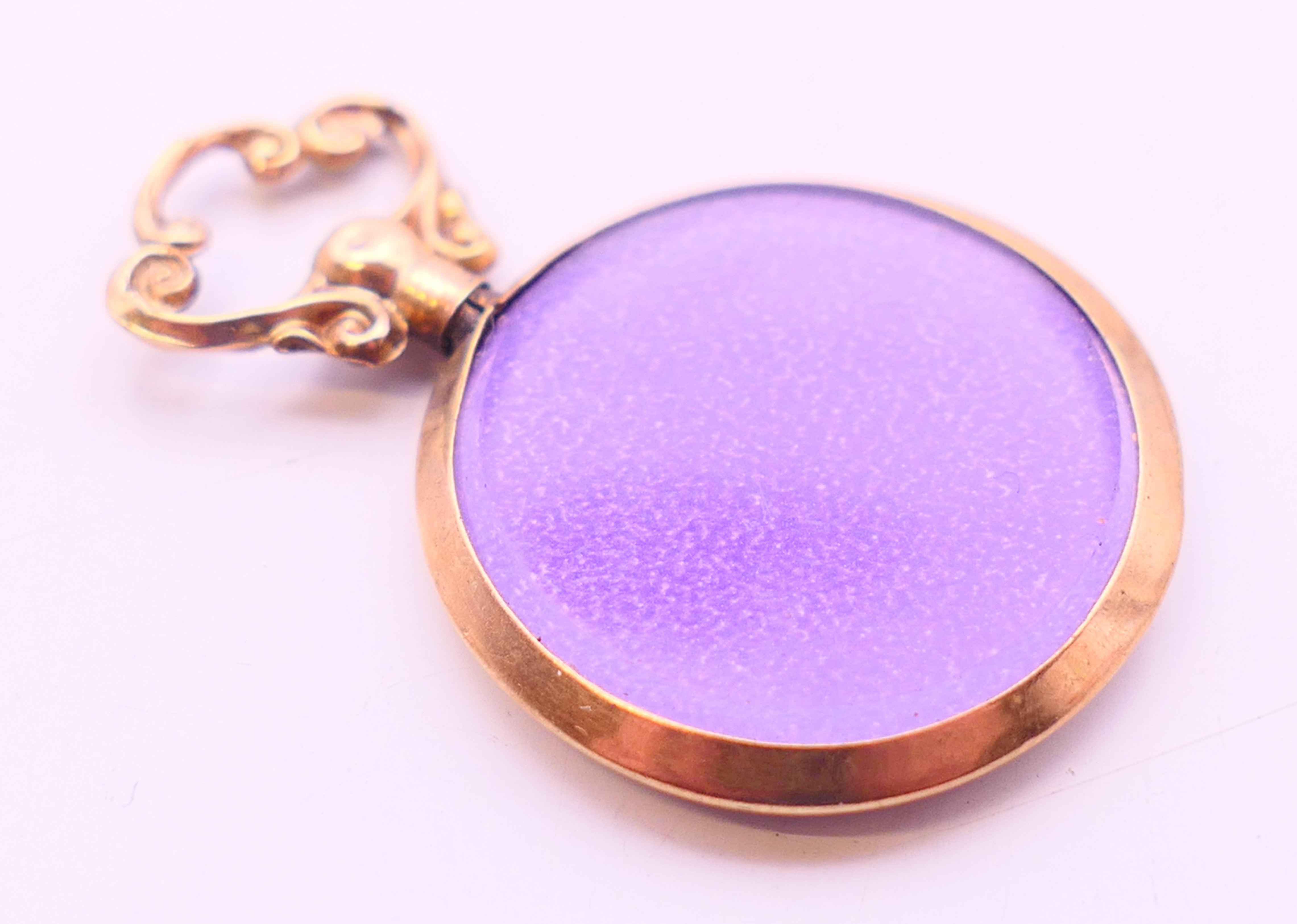 A 9 ct gold double photo locket pendant. 3.5 cm high including suspension loop. - Bild 3 aus 3