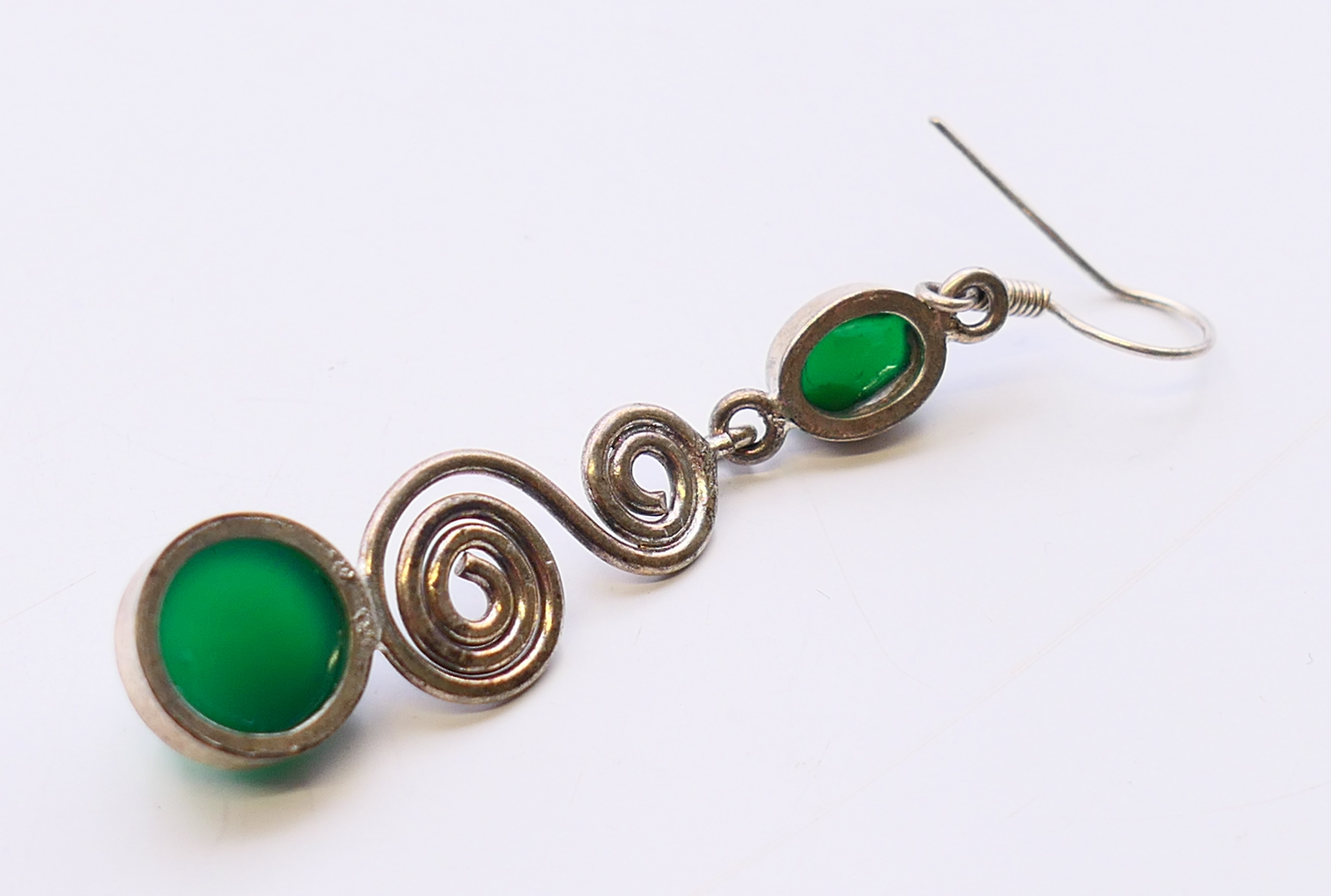 A pair of jade and silver earrings. 6 cm high. - Image 4 of 4