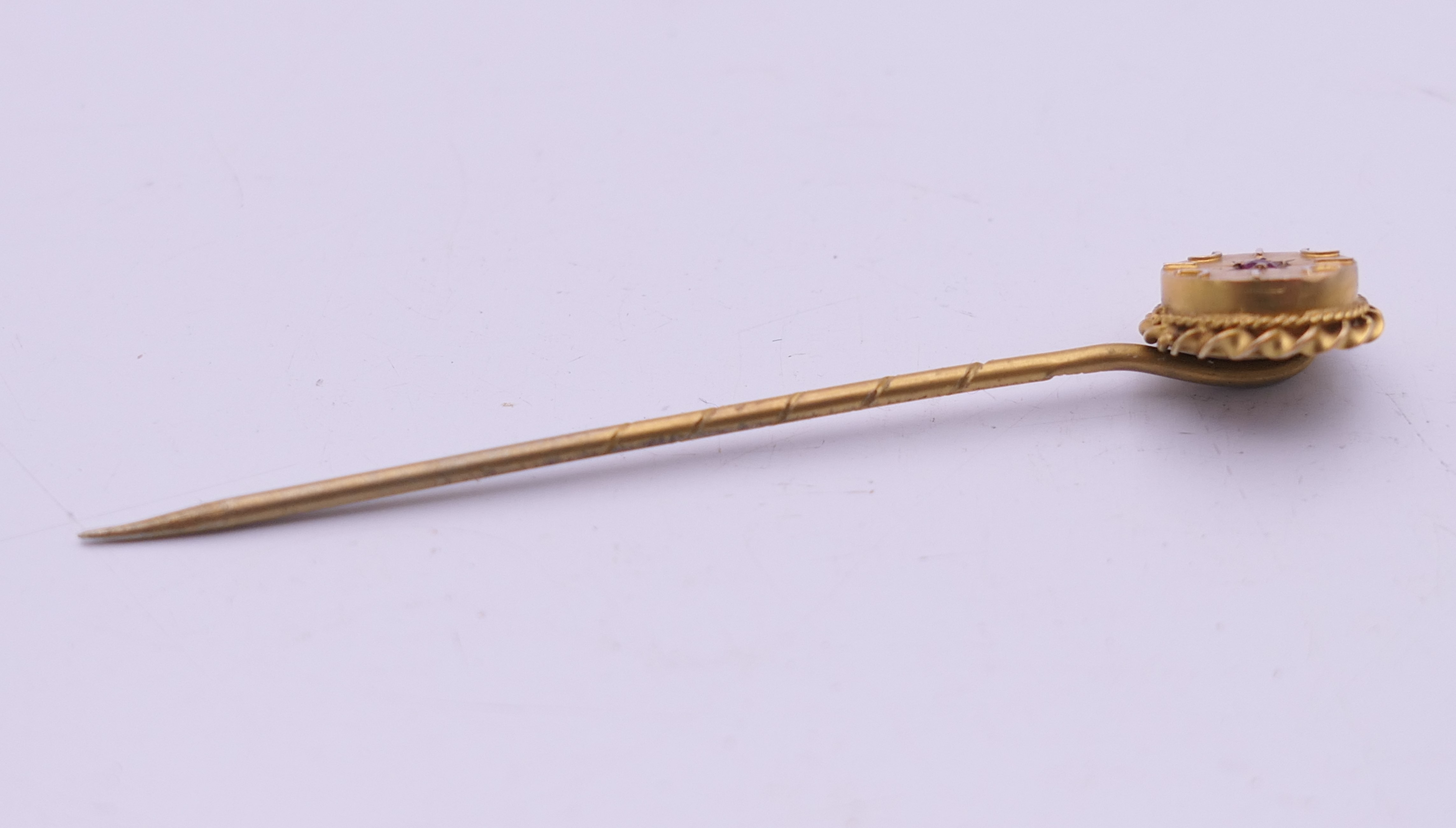 Three gold stick pins and another formed as a frog. Frog stick pin 6.5 cm high (frog 1.5 cm high). - Image 5 of 12