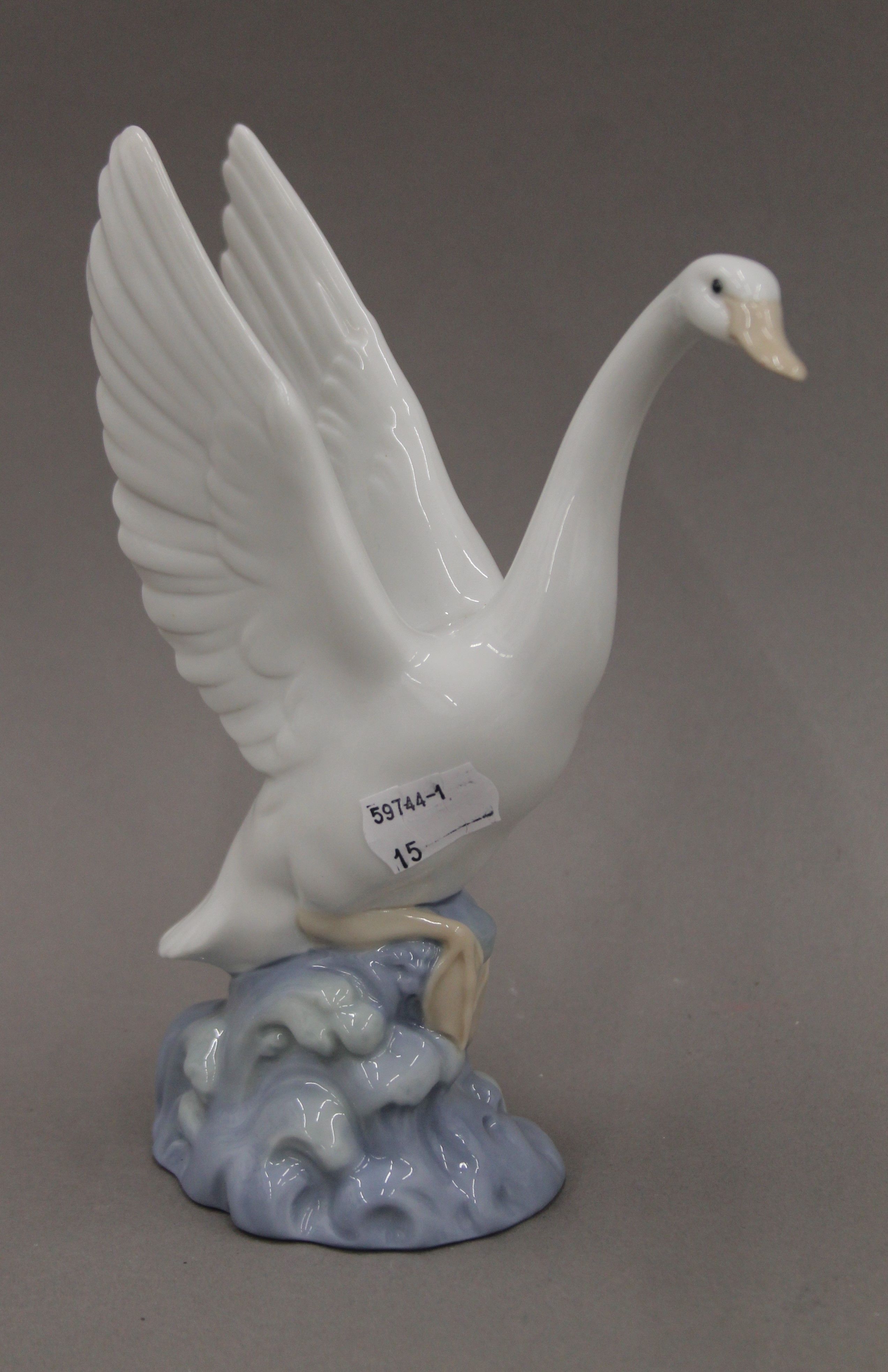 A collection of Lladro and NAO porcelain swans. The largest 34 cm high. - Bild 4 aus 12