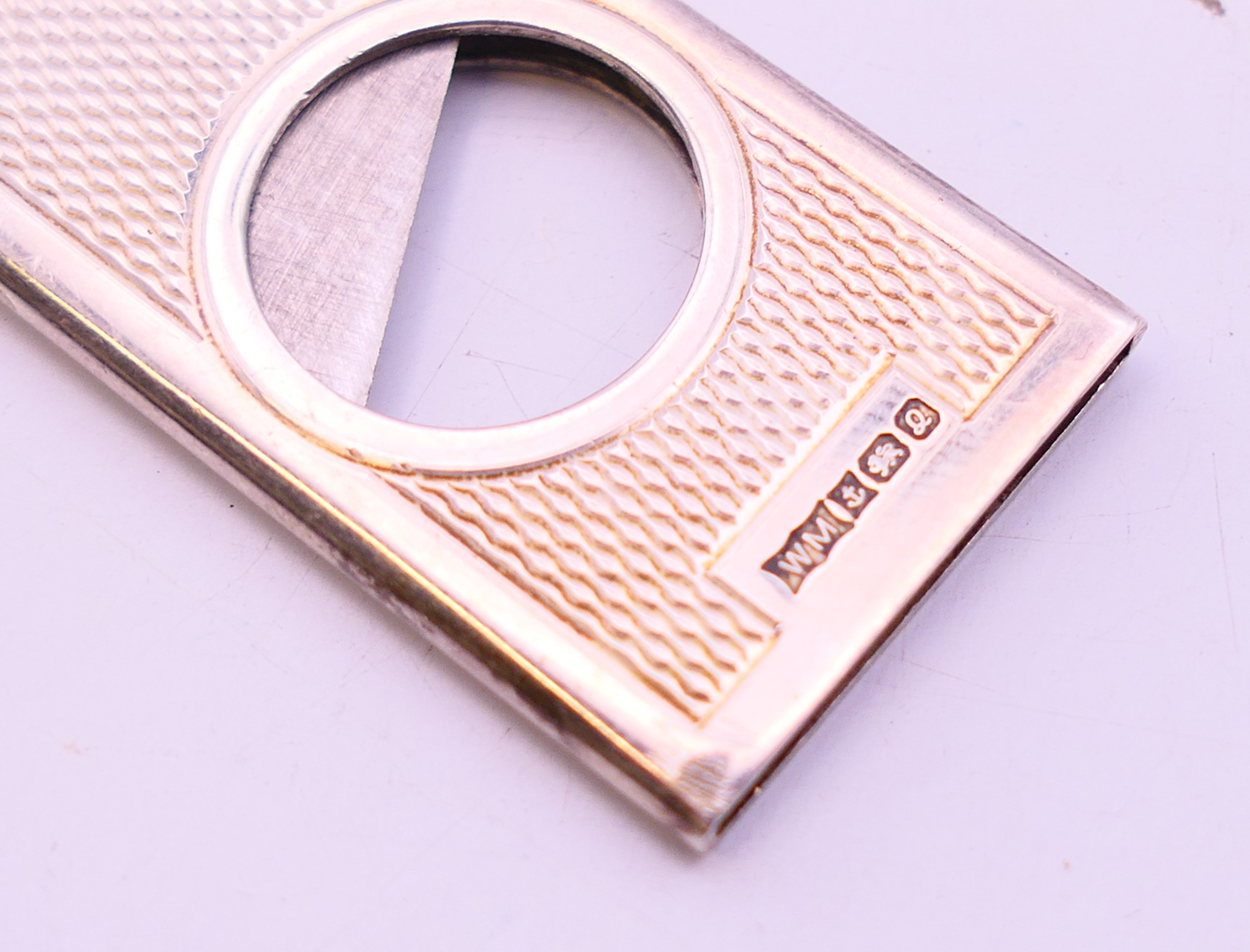 A silver cigar cutter and two silver bookmarks. 43.8 grammes total weight. Cigar cutter 6 cm high. - Image 5 of 11