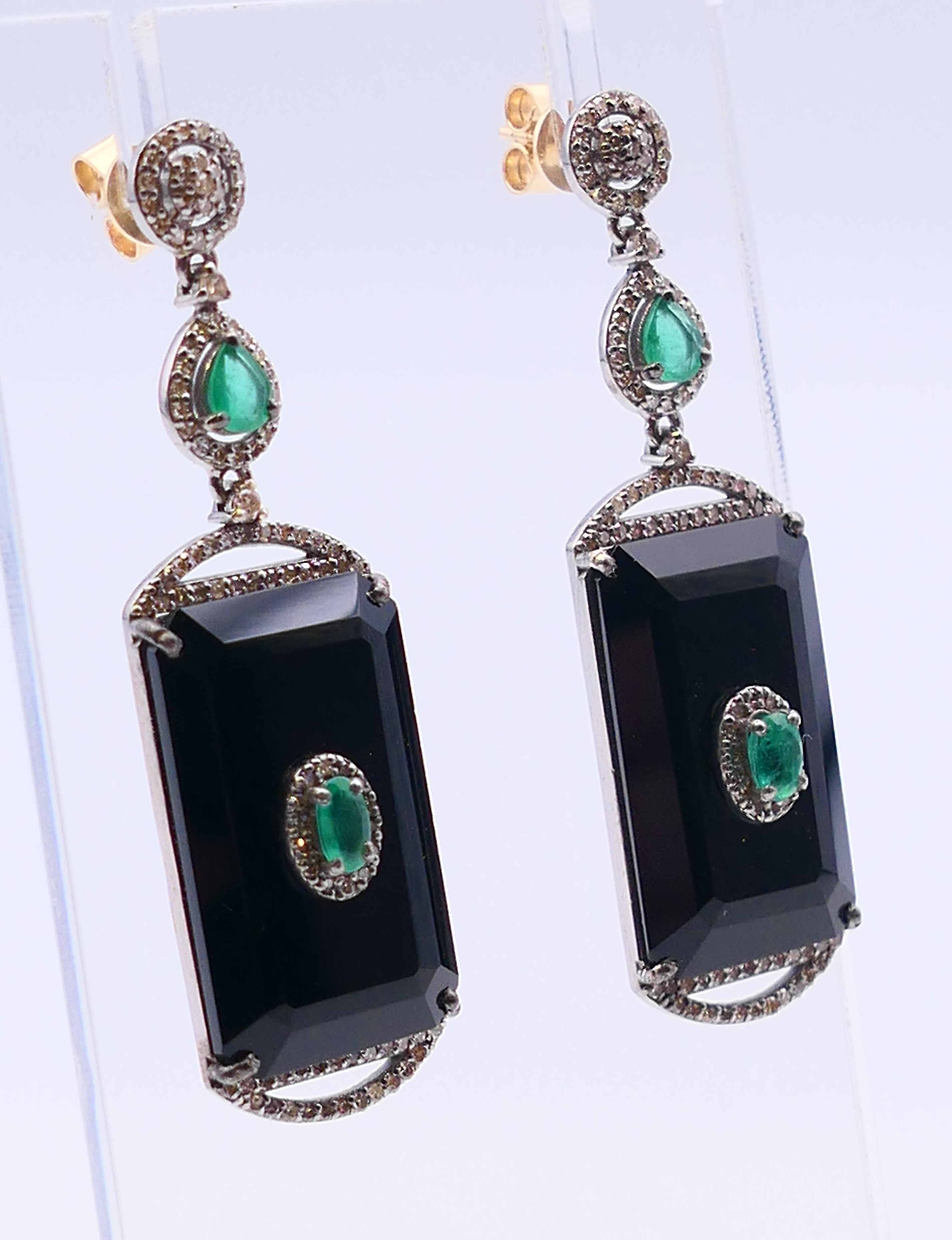 A pair of onyx, diamond and emerald earrings. 5.5 cm high. - Image 2 of 6