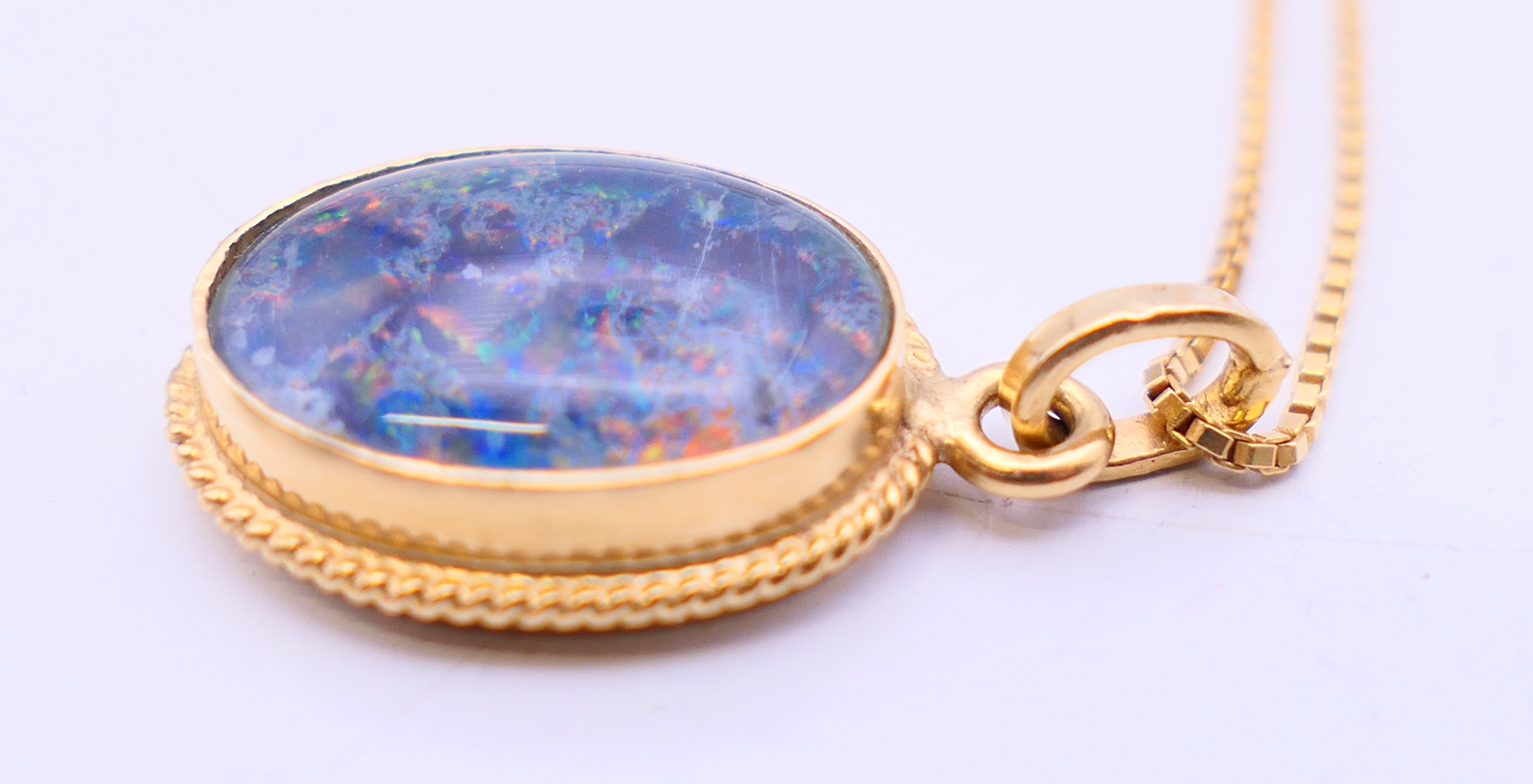 An opal and gold pendant on an 18 ct gold chain and a pair of 9 ct gold matching earrings. - Image 3 of 13