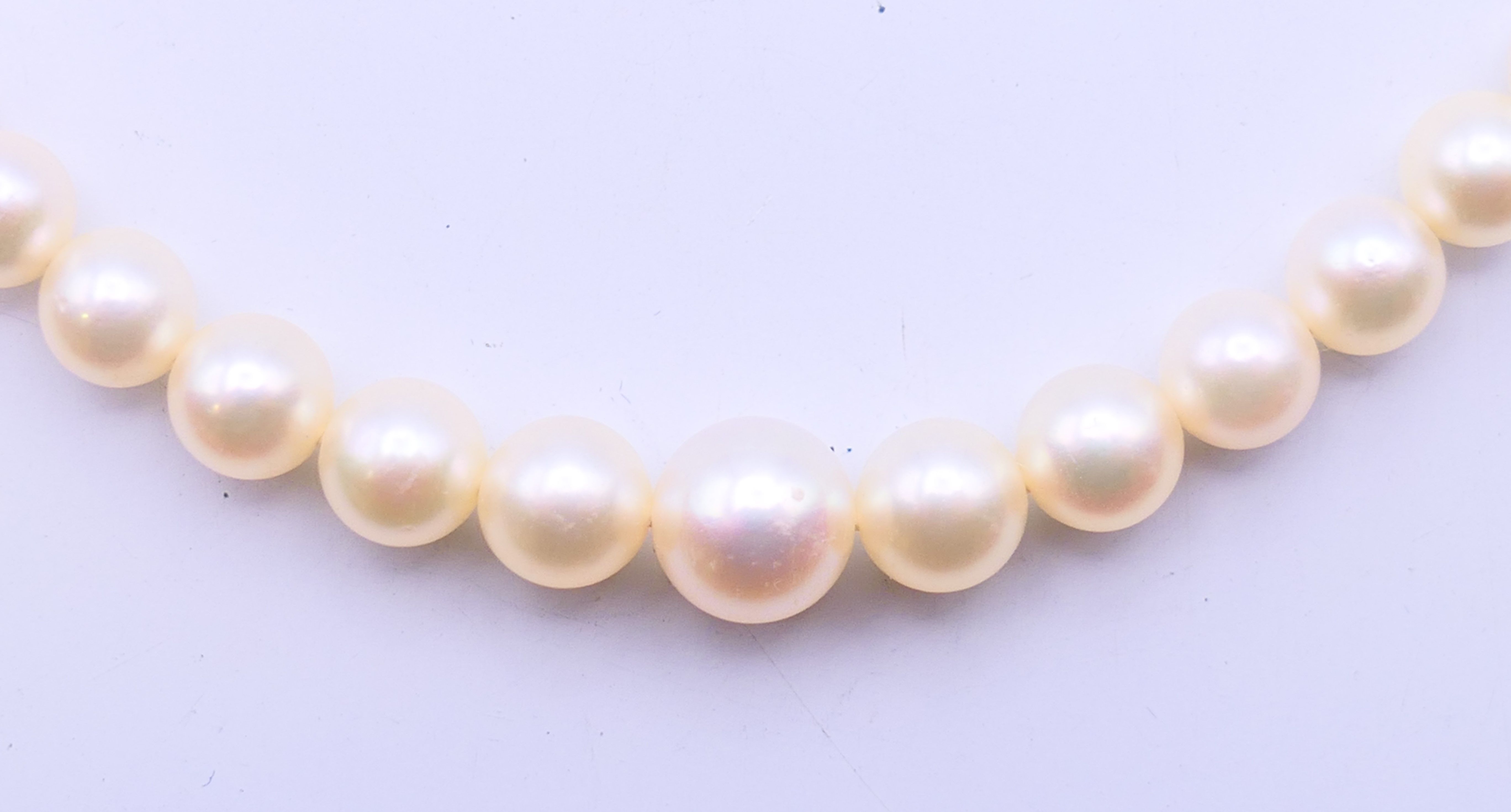 A pearl necklace with 9 ct gold clasp. 43 cm long. - Image 2 of 4