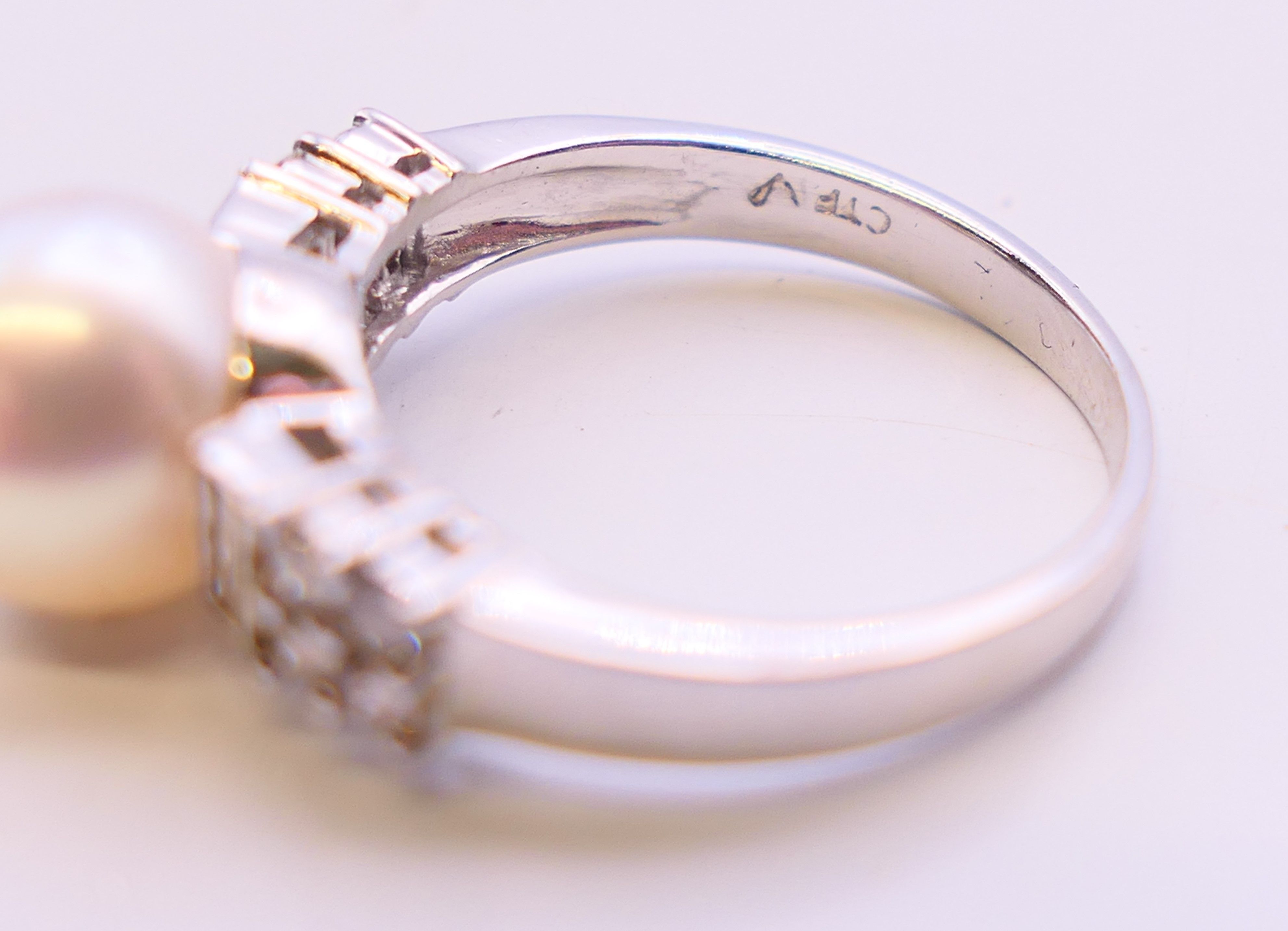 An 18 ct white gold and pearl ring flanked by baguette cut and round diamonds. Ring size I. - Image 5 of 6