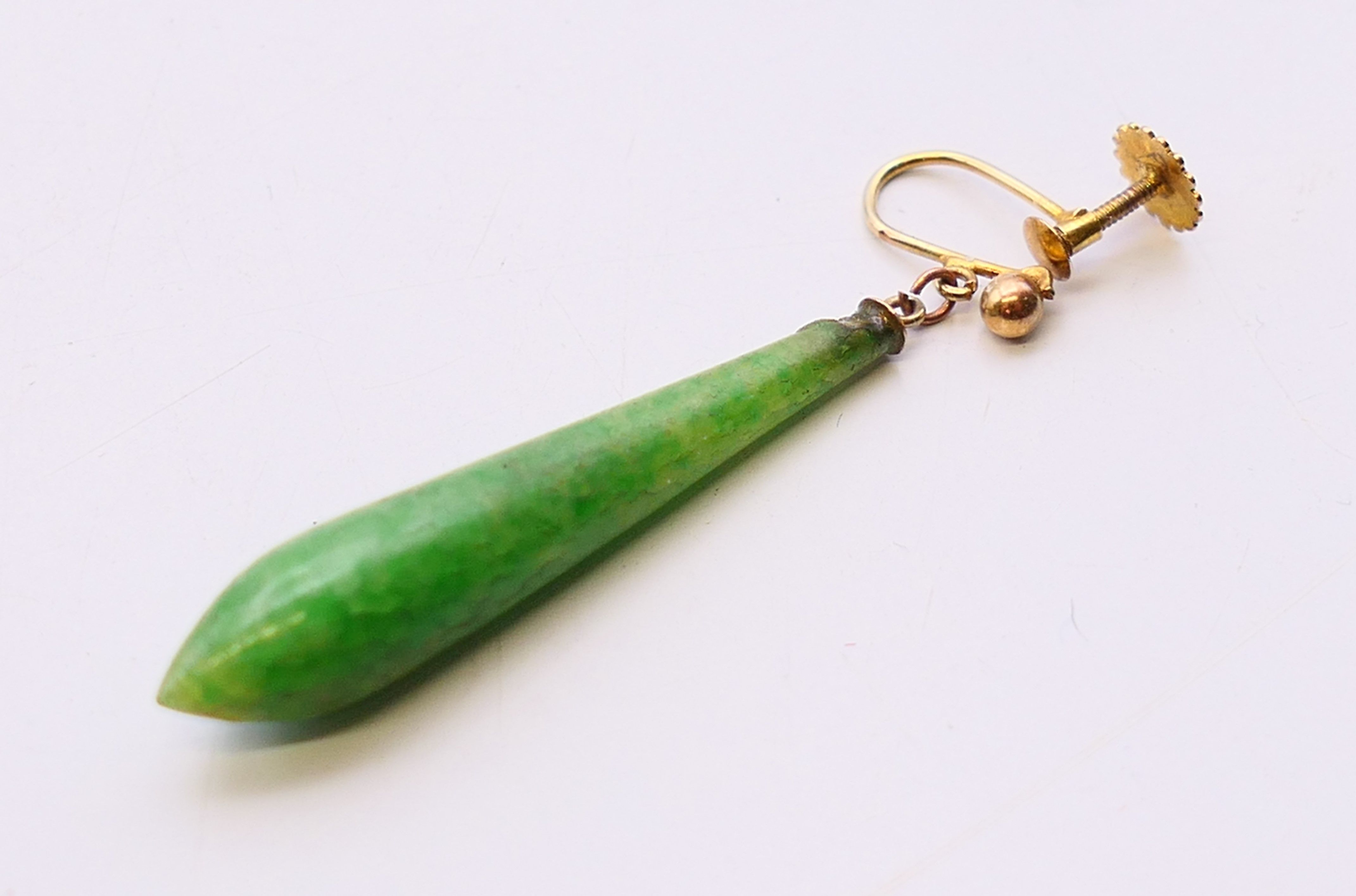 A pair of 9 ct gold and jade earrings. 4 cm high. - Image 4 of 5