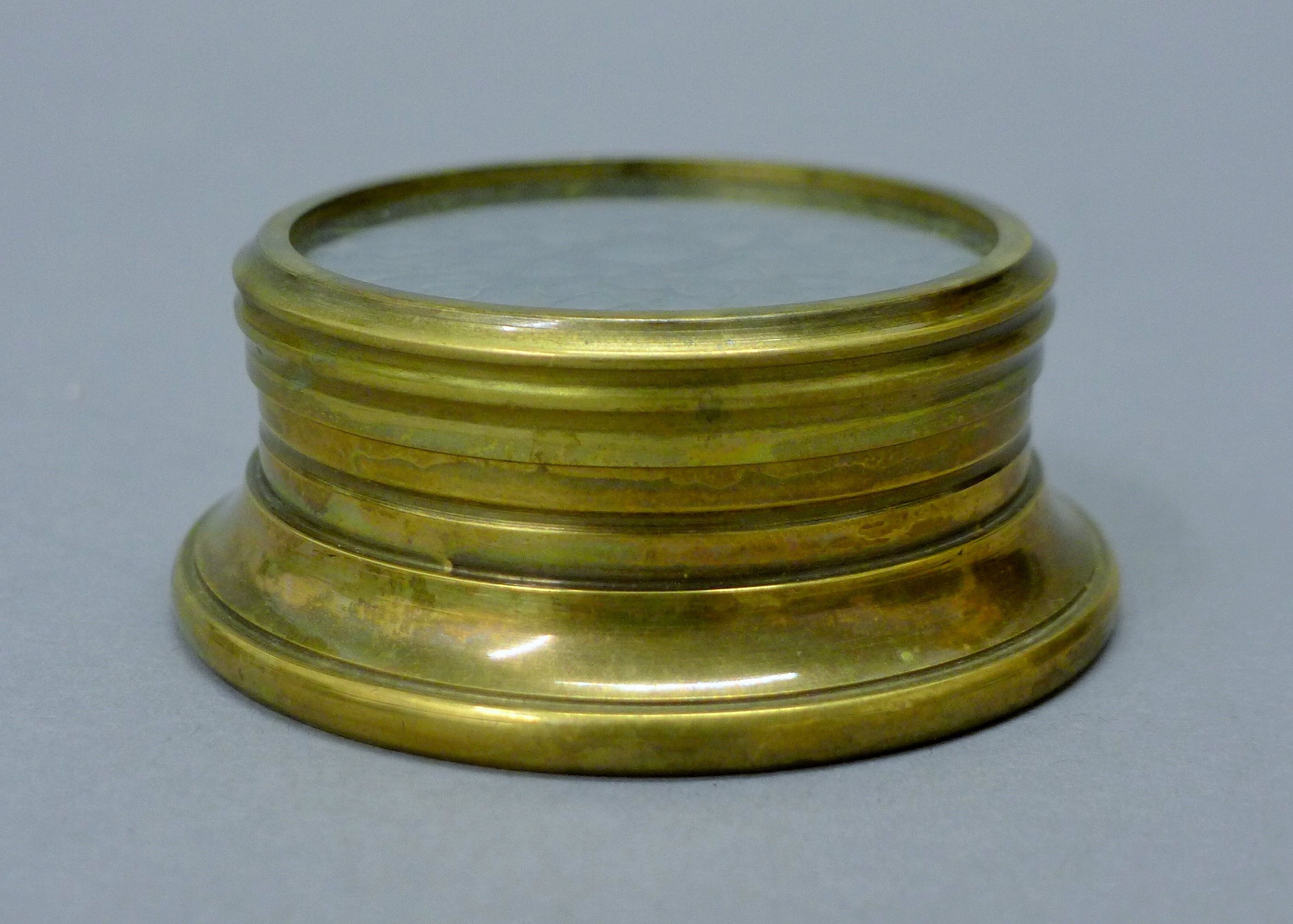 A brass compass. 7.5 cm diameter. - Image 2 of 3