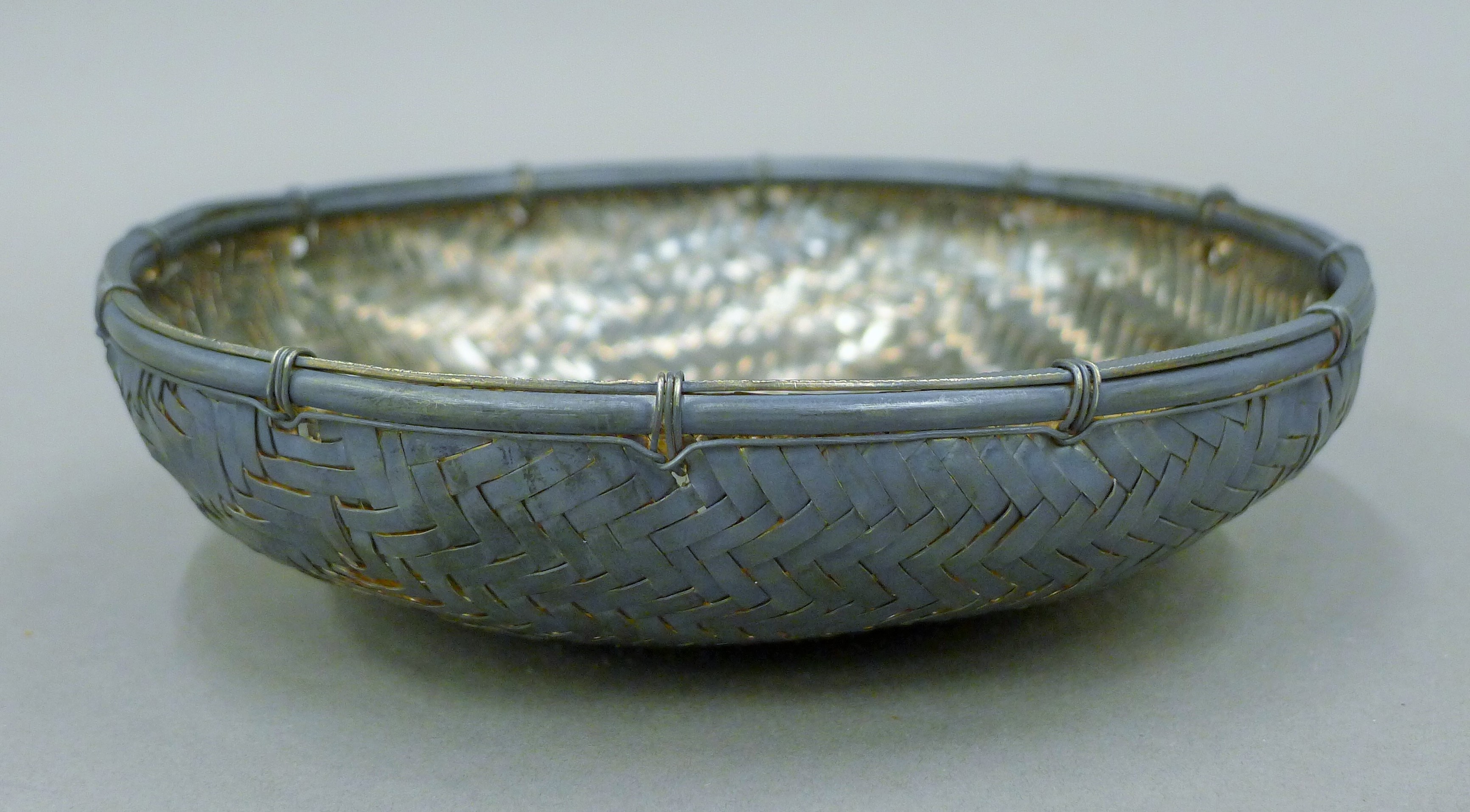 A Japanese interlaced unmarked white metal bowl. 16 cm diameter. 208.7 grammes. - Image 2 of 4