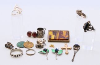 A bag of jewellery items including silver etc. Bee charm 2 cm high.