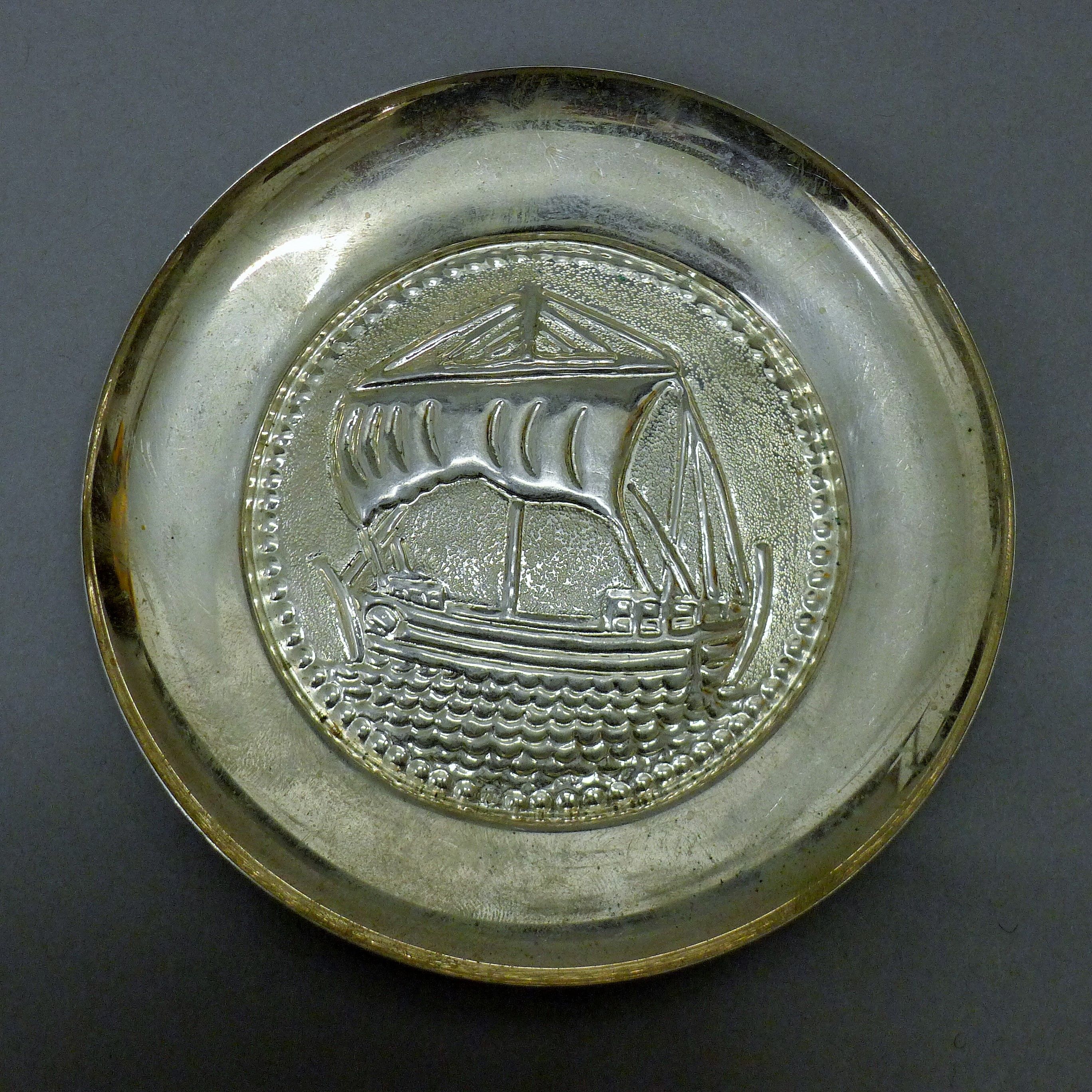 Two 800 silver dishes, each embossed with a boat. The largest 11.5 cm. 83.6 grammes. - Image 5 of 5