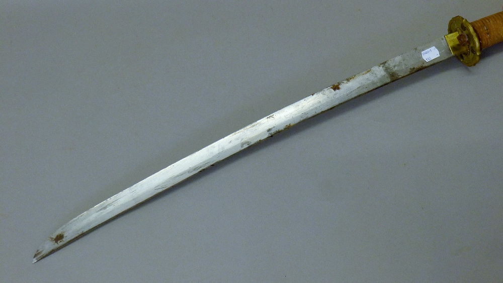 A vintage Japanese katana in scabbard. 103 cm long. - Image 11 of 21