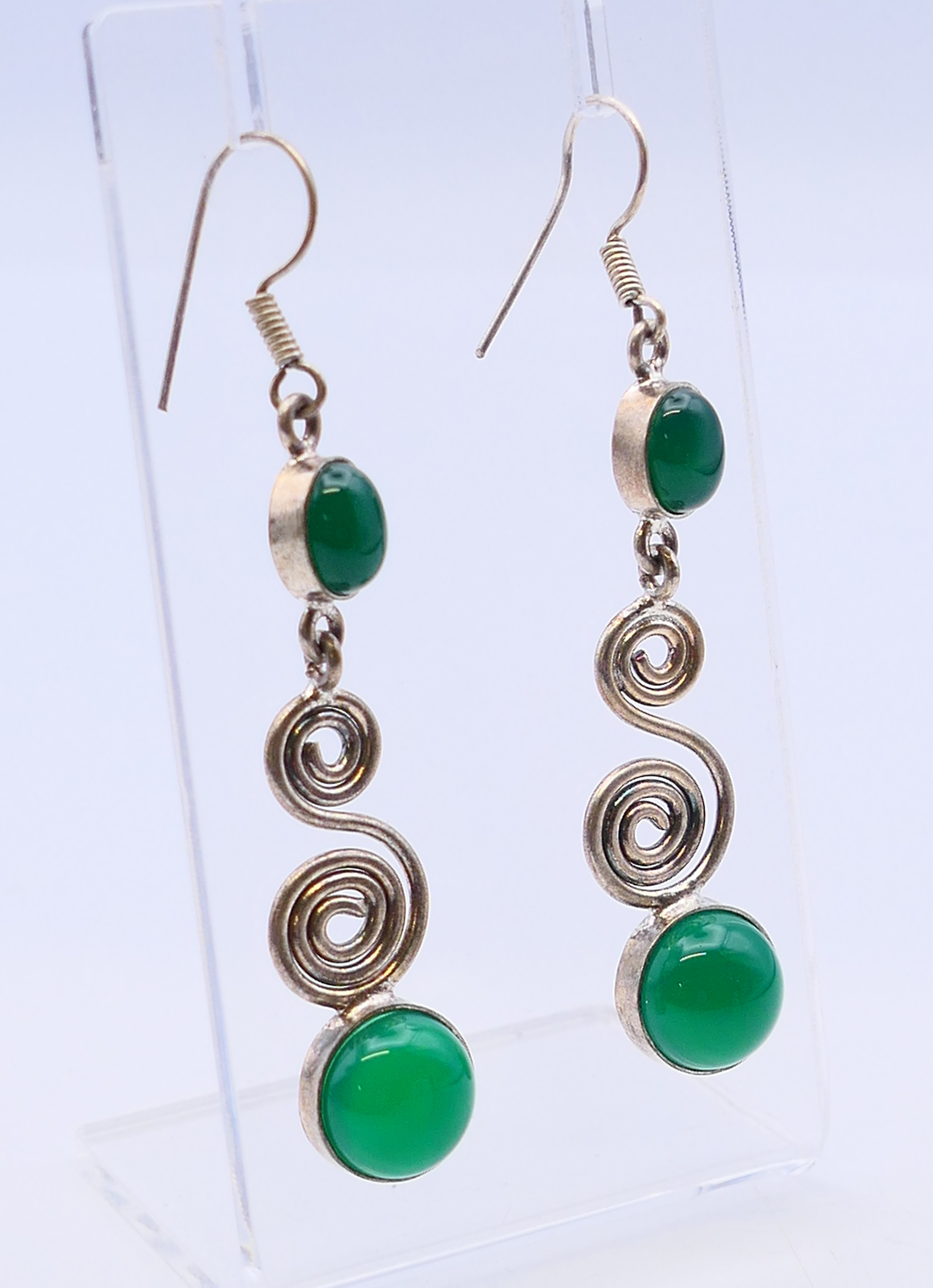 A pair of jade and silver earrings. 6 cm high. - Image 2 of 4
