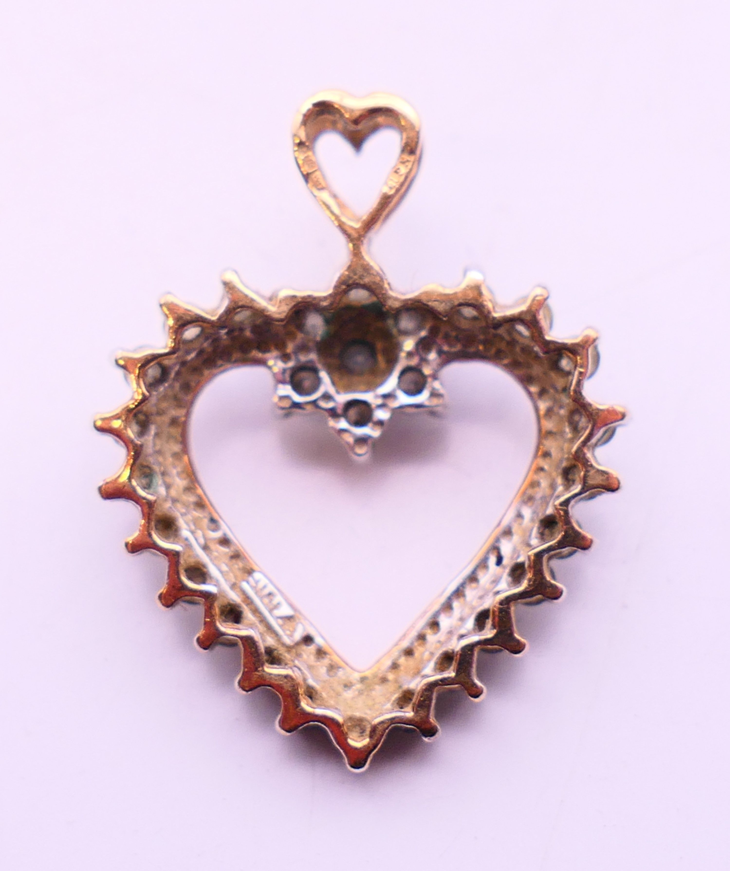 A 9 ct gold heart pendant. 3 cm high. - Image 4 of 5